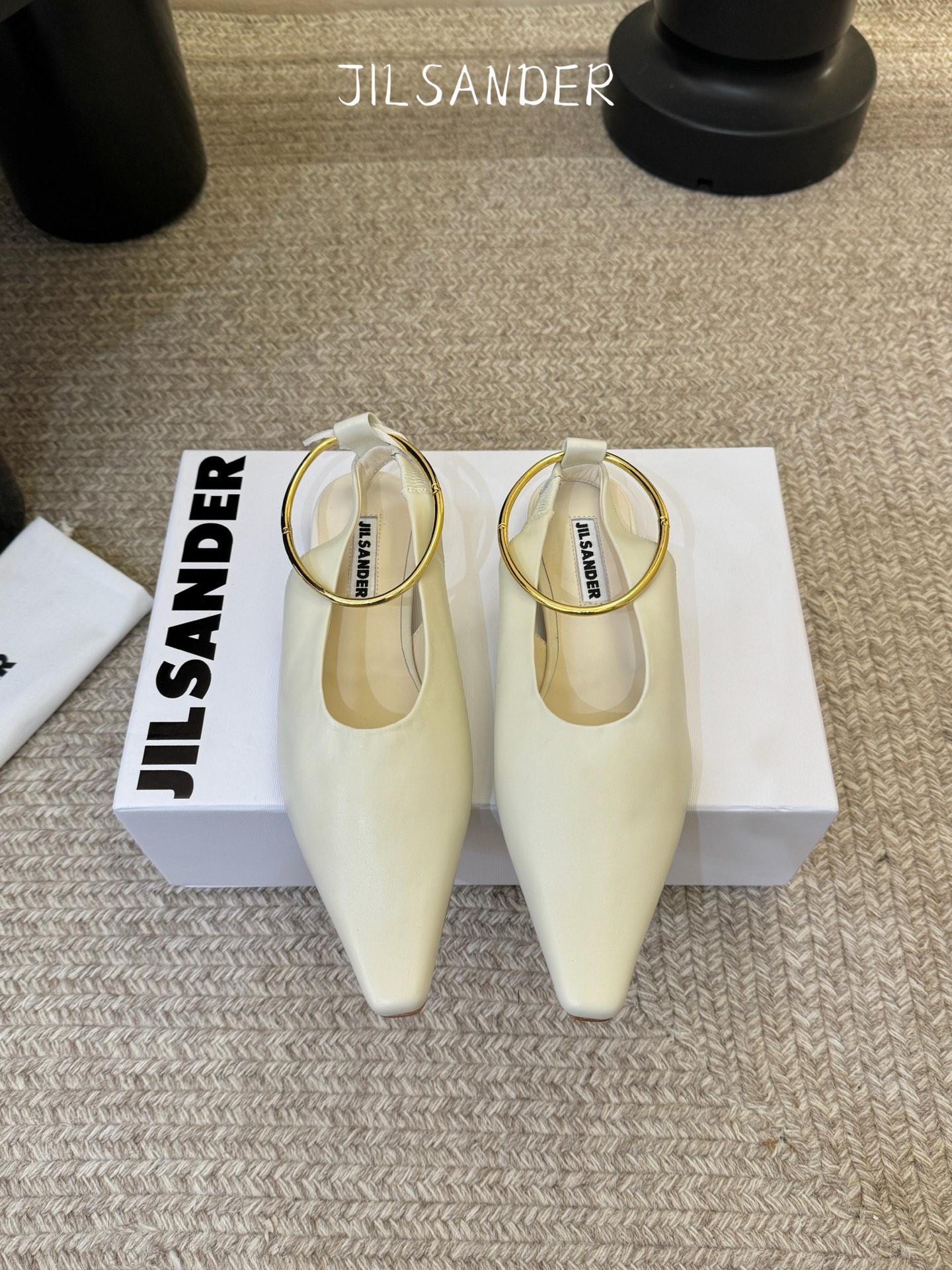 Jil sande* 𝟐𝟔𝐀𝐖新品 金属环单鞋｜极简美学的日常平衡 将极简主义注入尖头鞋的优雅基因 细腻