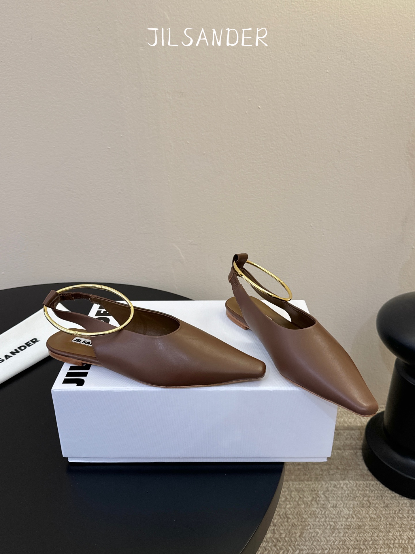 Jil sande* 𝟐𝟔𝐀𝐖新品 金属环单鞋｜极简美学的日常平衡 将极简主义注入尖头鞋的优雅基因 细腻