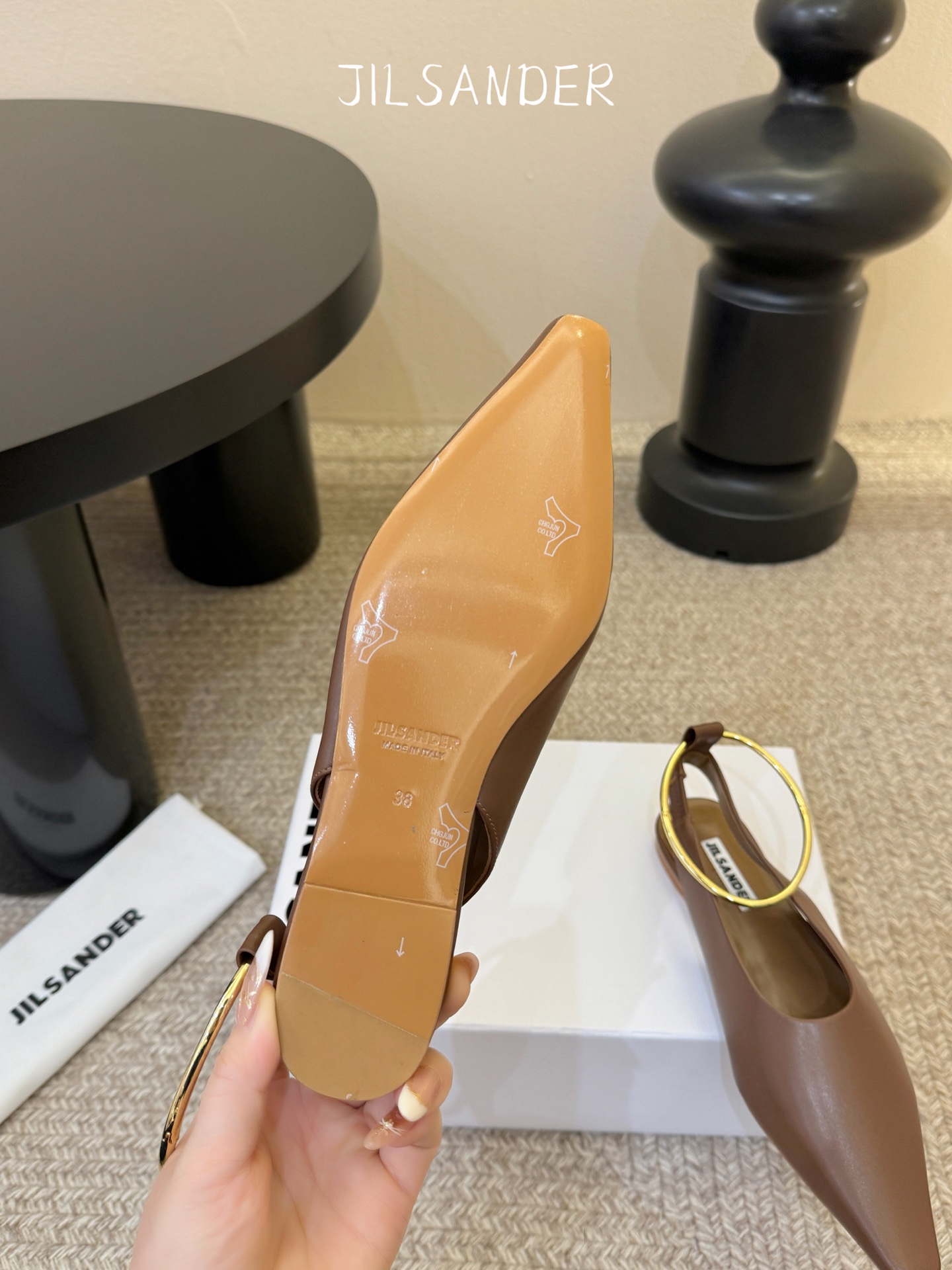 Jil sande* 𝟐𝟔𝐀𝐖新品 金属环单鞋｜极简美学的日常平衡 将极简主义注入尖头鞋的优雅基因 细腻