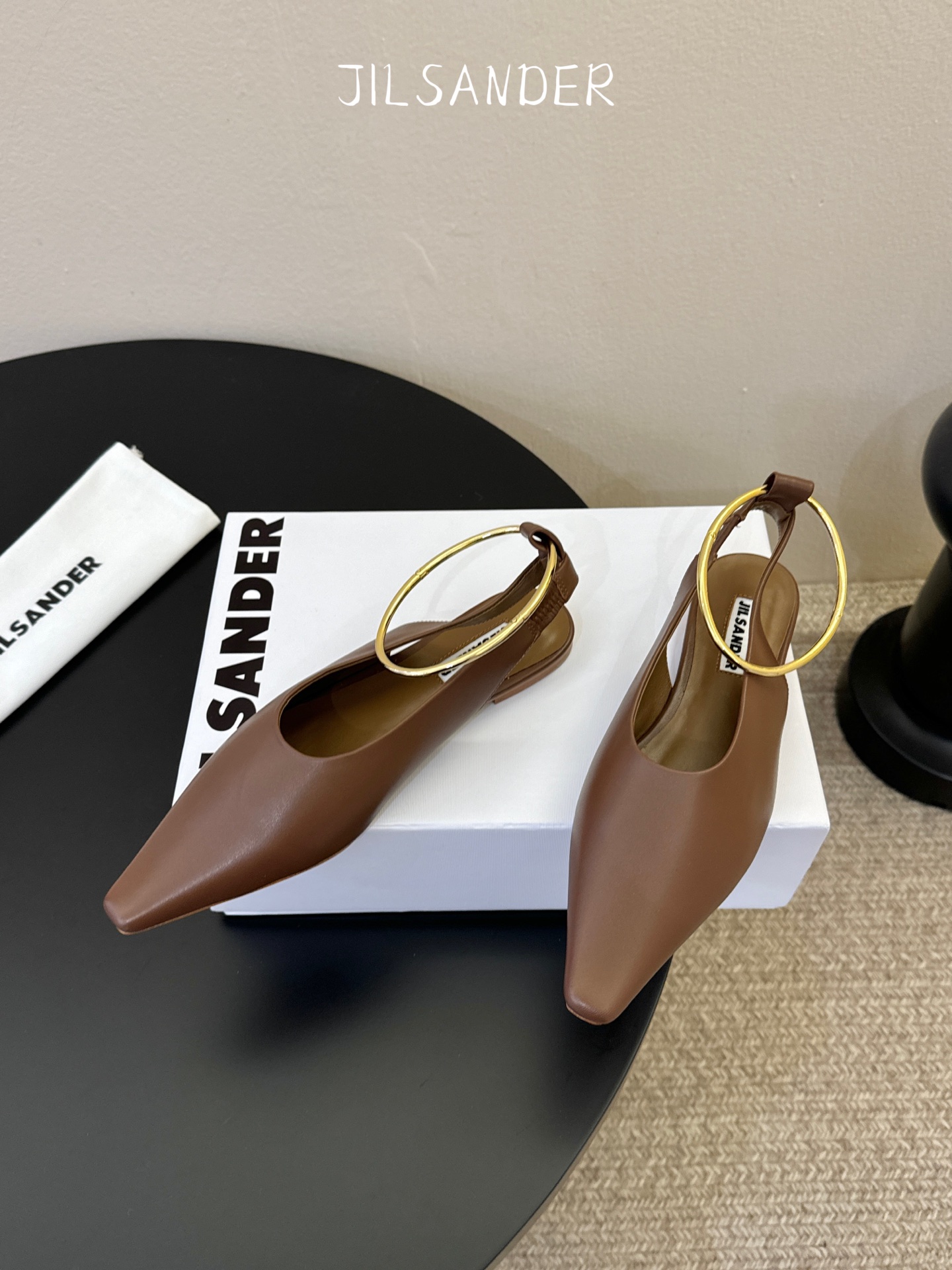 Jil sande* 𝟐𝟔𝐀𝐖新品 金属环单鞋｜极简美学的日常平衡 将极简主义注入尖头鞋的优雅基因 细腻