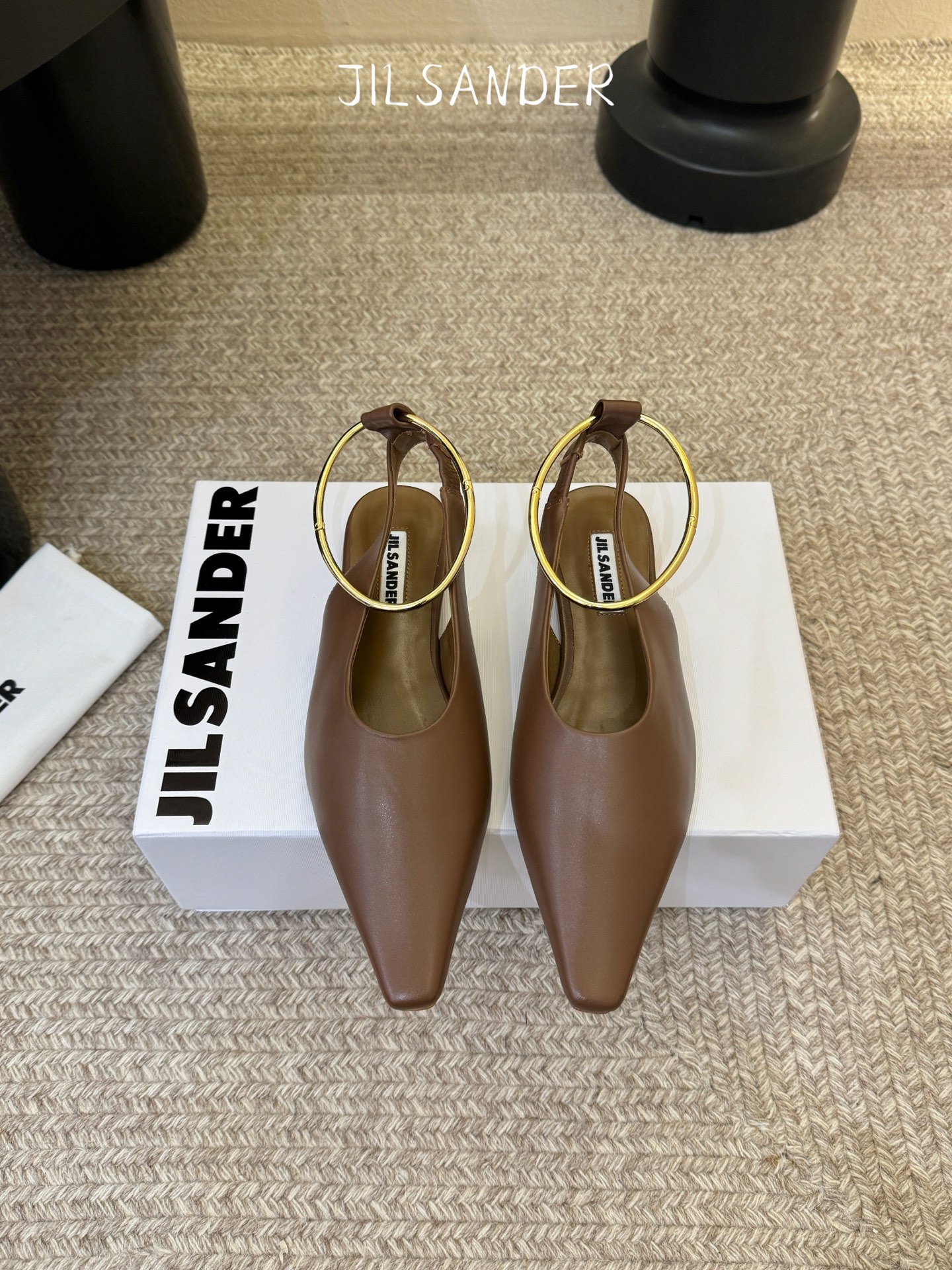 Jil sande* 𝟐𝟔𝐀𝐖新品 金属环单鞋｜极简美学的日常平衡 将极简主义注入尖头鞋的优雅基因 细腻