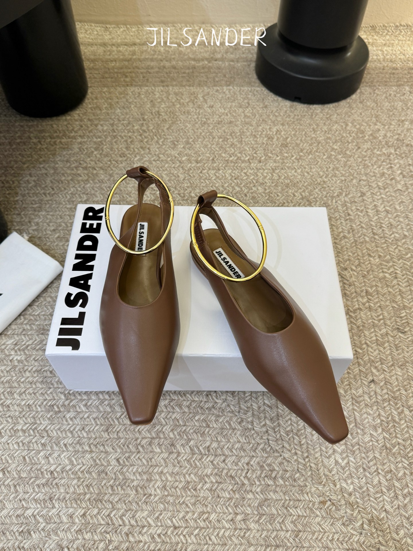 Jil sande* 𝟐𝟔𝐀𝐖新品 金属环单鞋｜极简美学的日常平衡 将极简主义注入尖头鞋的优雅基因 细腻