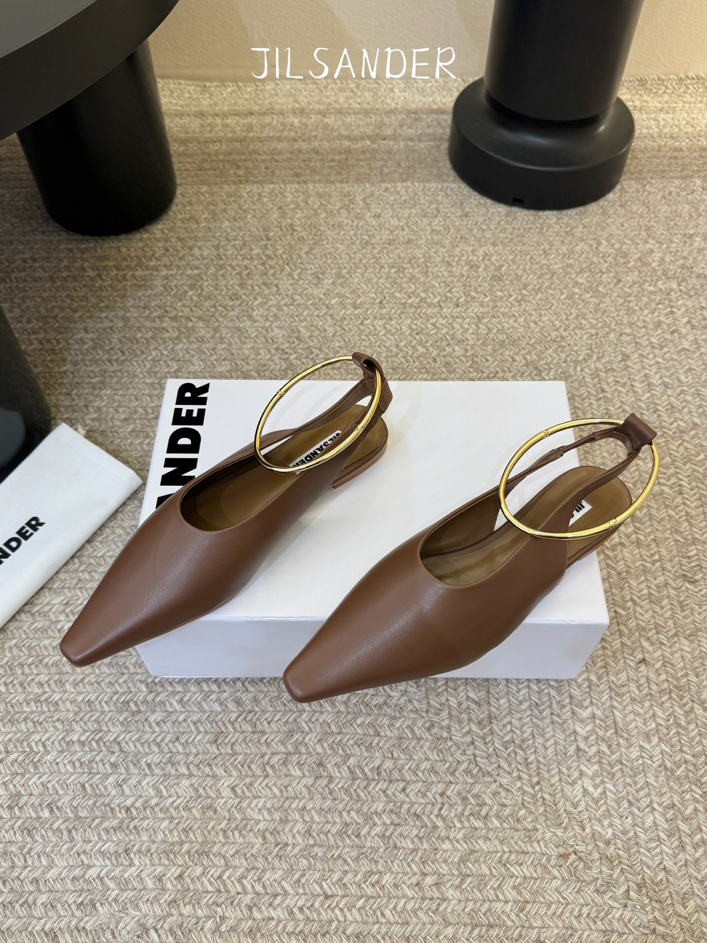 Jil sande* 𝟐𝟔𝐀𝐖新品 金属环单鞋｜极简美学的日常平衡 将极简主义注入尖头鞋的优雅基因 细腻