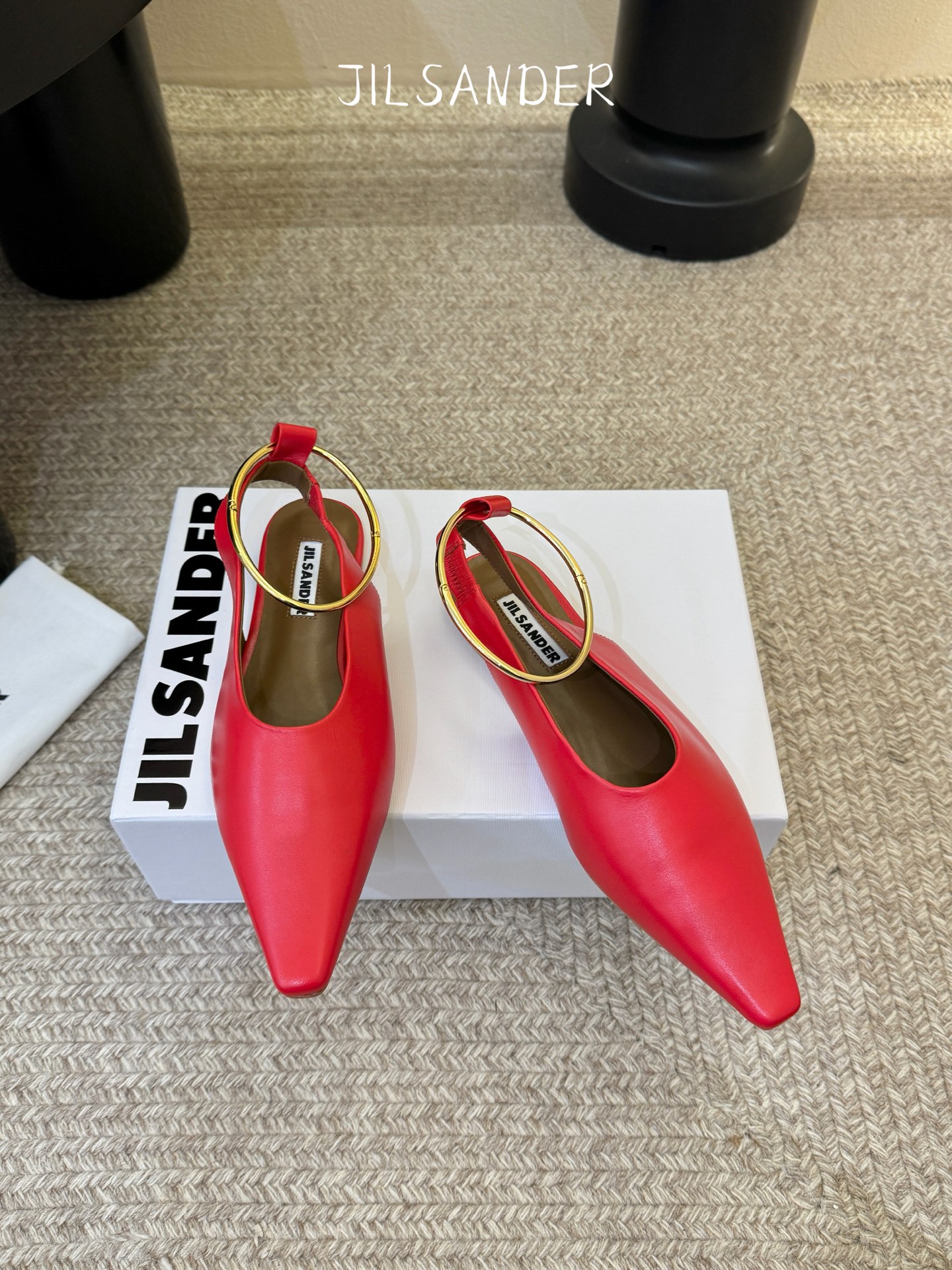 Jil sande* 𝟐𝟔𝐀𝐖新品 金属环单鞋｜极简美学的日常平衡 将极简主义注入尖头鞋的优雅基因 细腻