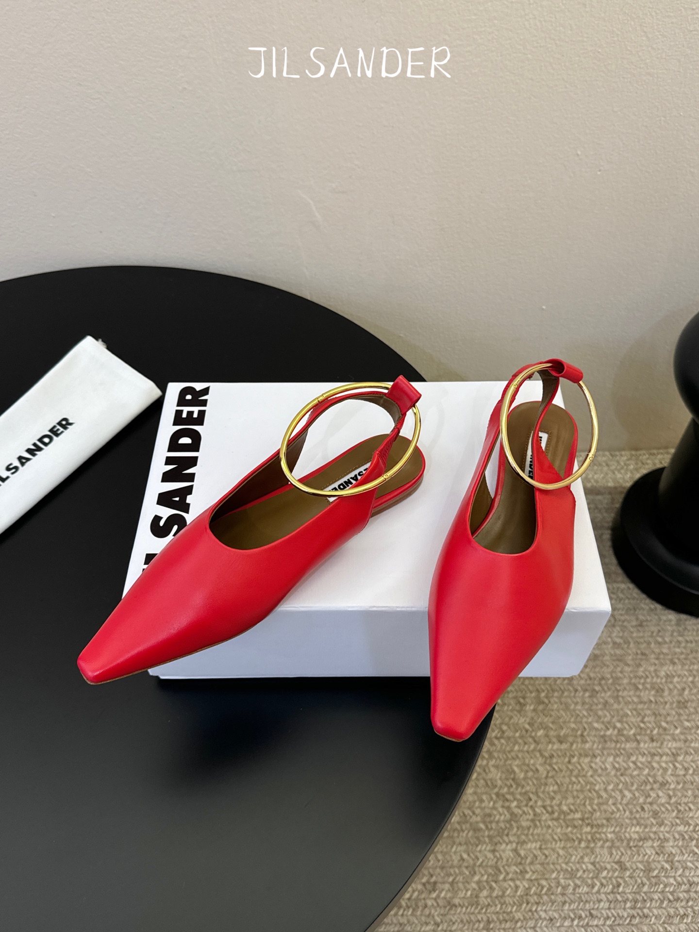 Jil sande* 𝟐𝟔𝐀𝐖新品 金属环单鞋｜极简美学的日常平衡 将极简主义注入尖头鞋的优雅基因 细腻