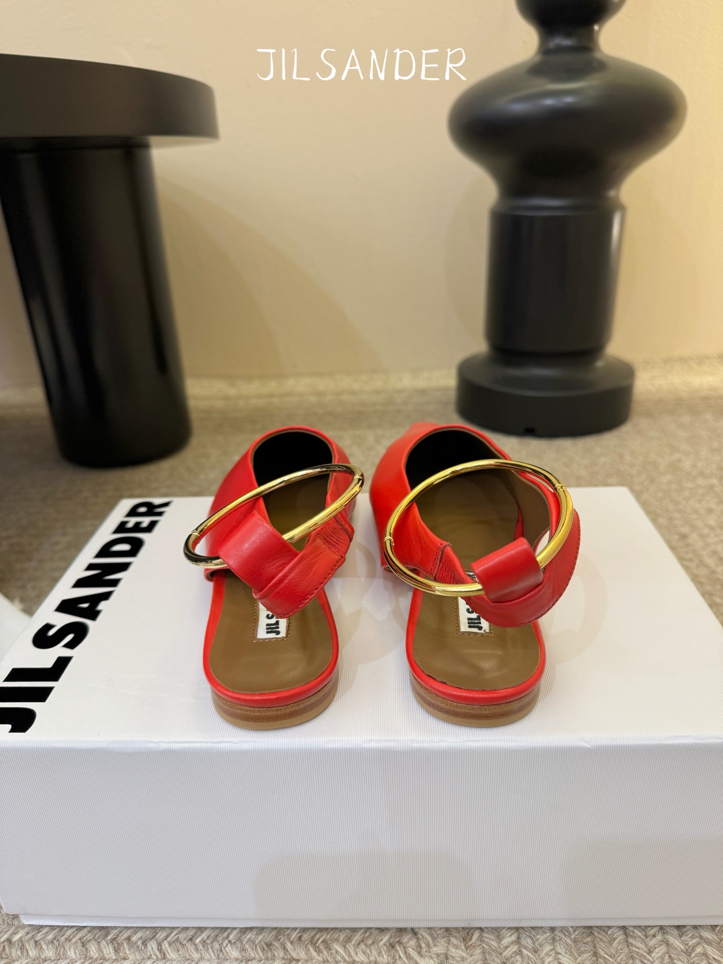 Jil sande* 𝟐𝟔𝐀𝐖新品 金属环单鞋｜极简美学的日常平衡 将极简主义注入尖头鞋的优雅基因 细腻