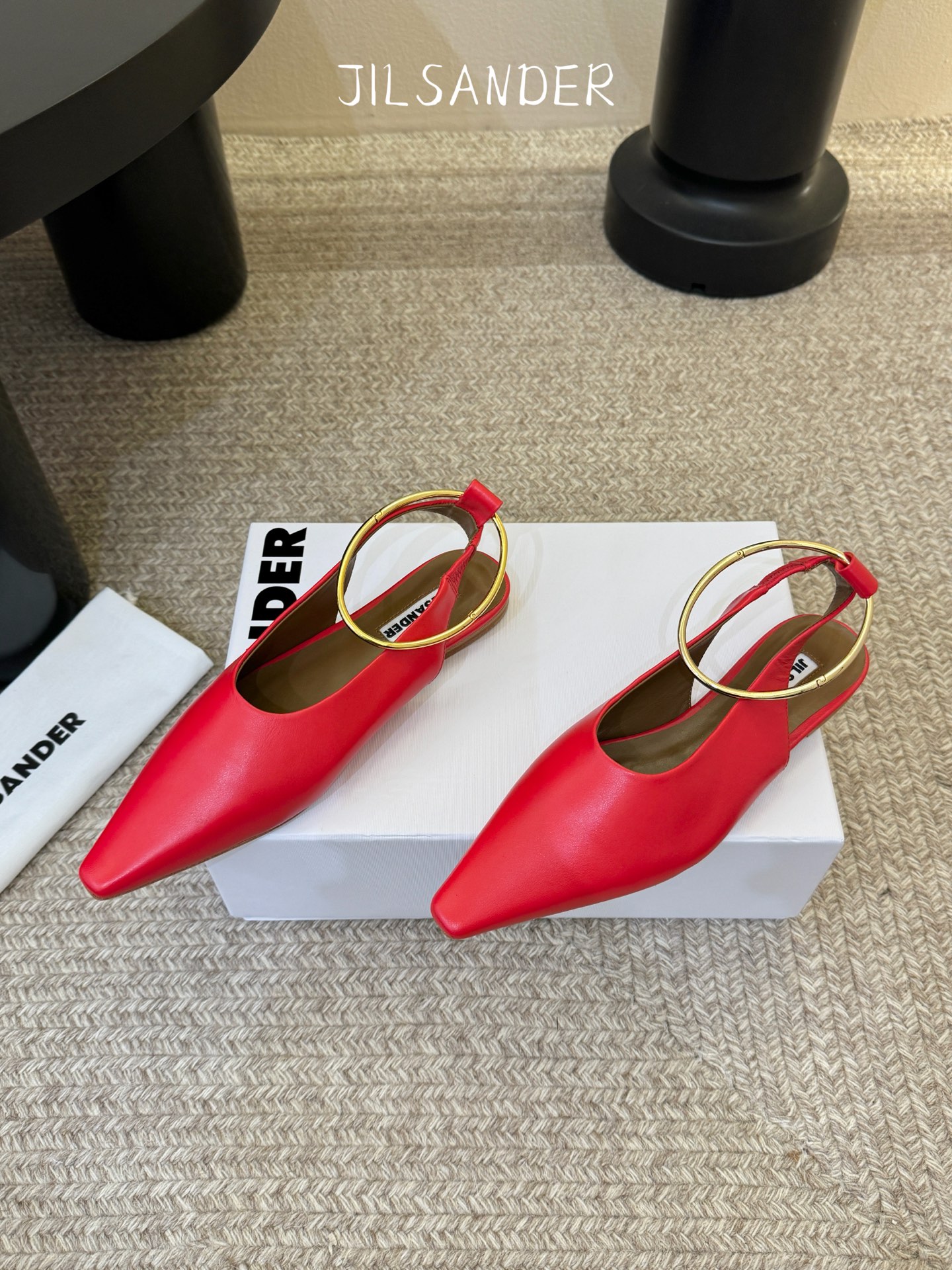 Jil sande* 𝟐𝟔𝐀𝐖新品 金属环单鞋｜极简美学的日常平衡 将极简主义注入尖头鞋的优雅基因 细腻