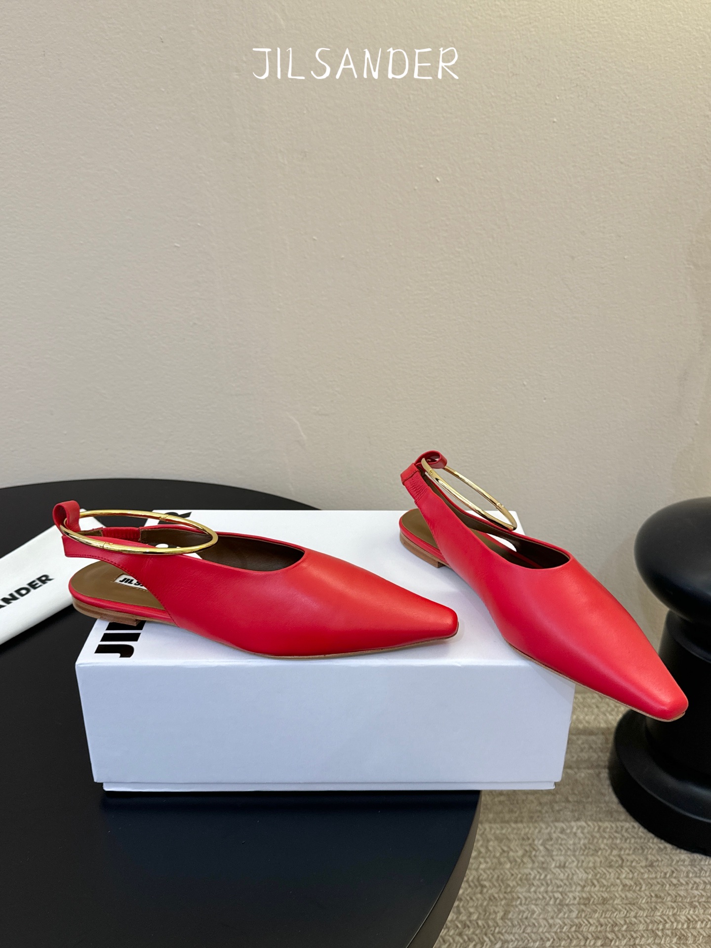 Jil sande* 𝟐𝟔𝐀𝐖新品 金属环单鞋｜极简美学的日常平衡 将极简主义注入尖头鞋的优雅基因 细腻