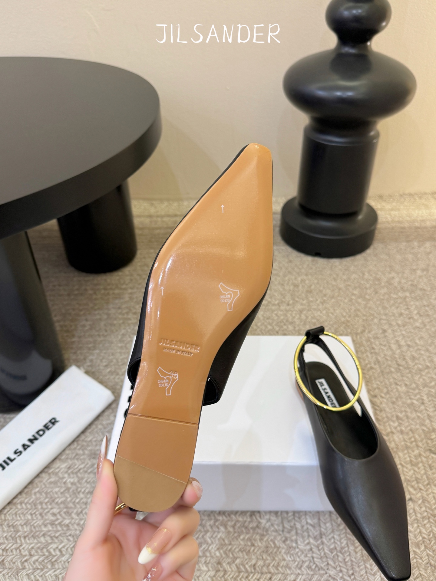 Jil sande* 𝟐𝟔𝐀𝐖新品 金属环单鞋｜极简美学的日常平衡 将极简主义注入尖头鞋的优雅基因 细腻