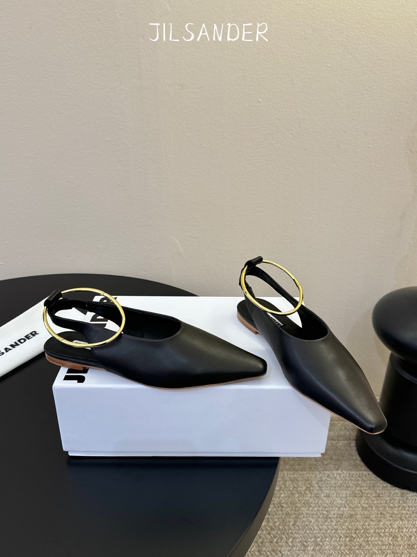 Jil sande* 𝟐𝟔𝐀𝐖新品 金属环单鞋｜极简美学的日常平衡 将极简主义注入尖头鞋的优雅基因 细腻