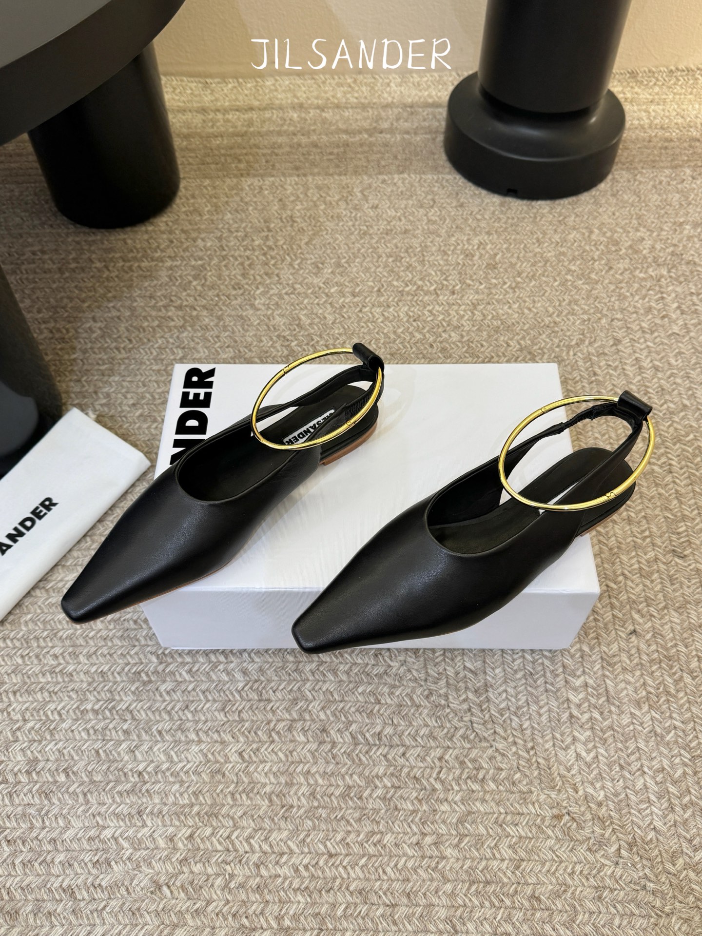 Jil sande* 𝟐𝟔𝐀𝐖新品 金属环单鞋｜极简美学的日常平衡 将极简主义注入尖头鞋的优雅基因 细腻
