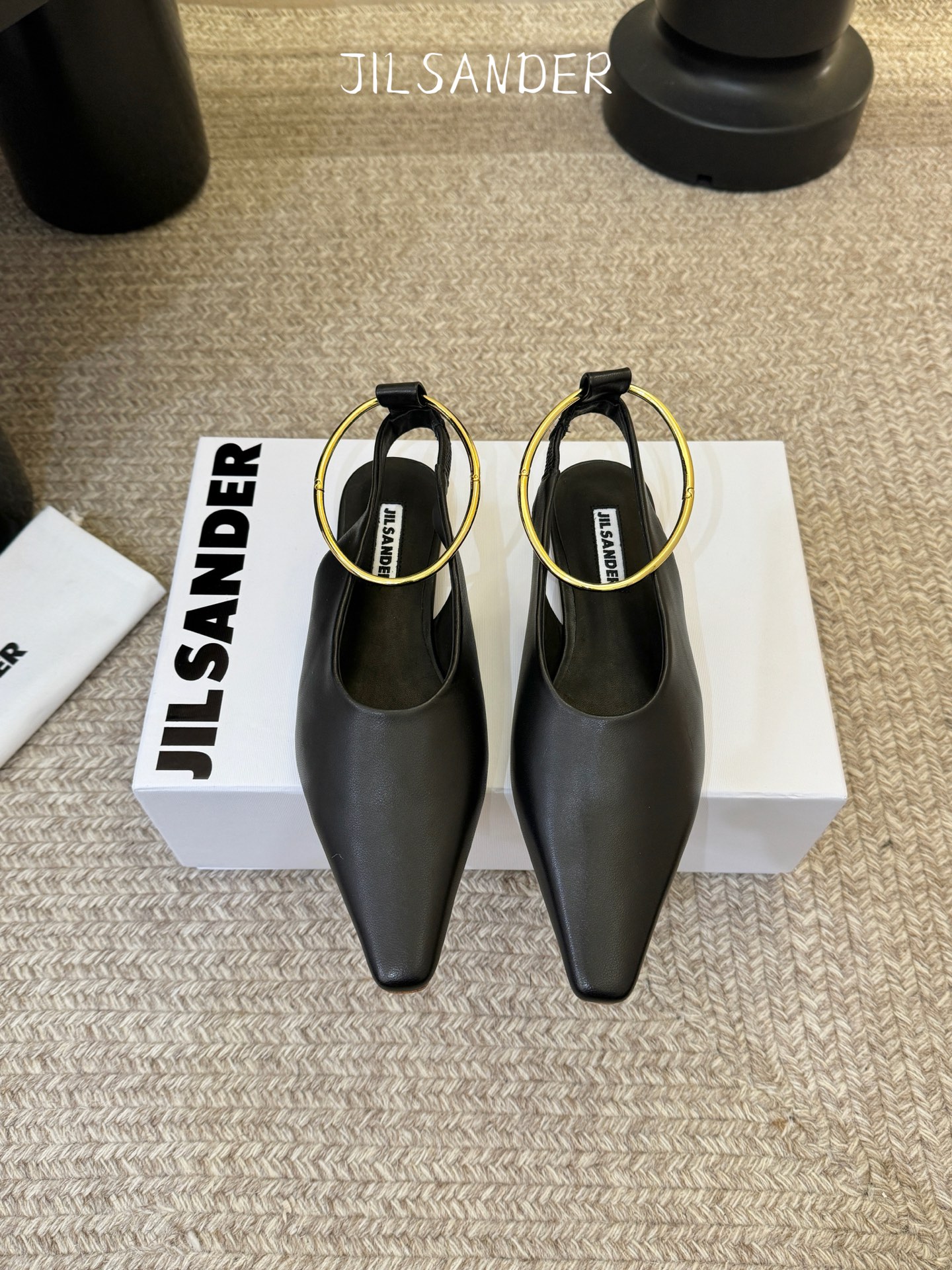 Jil sande* 𝟐𝟔𝐀𝐖新品 金属环单鞋｜极简美学的日常平衡 将极简主义注入尖头鞋的优雅基因 细腻