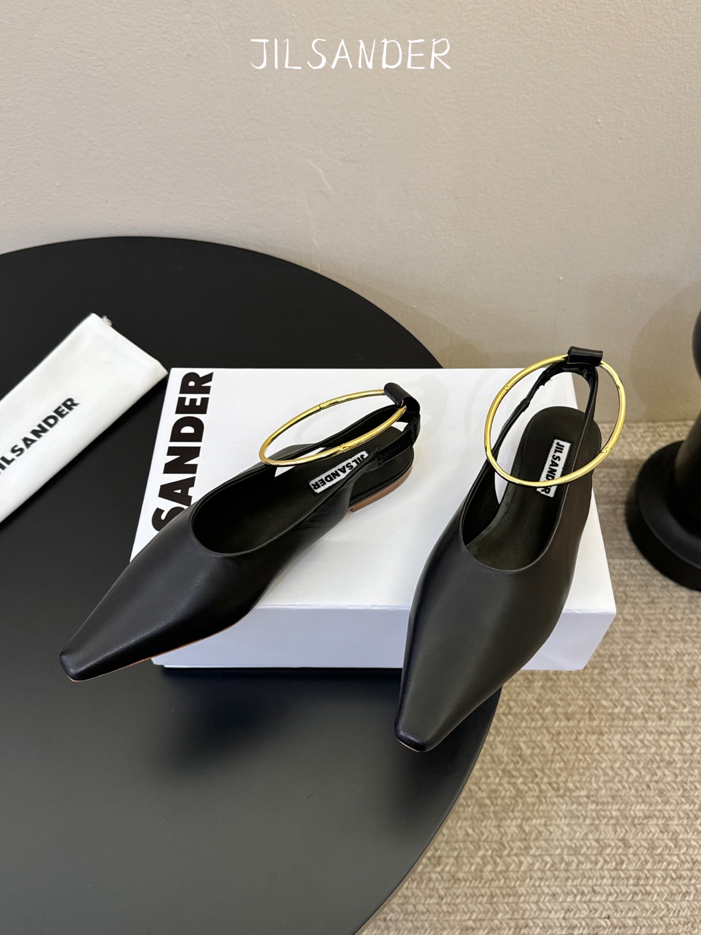 Jil sande* 𝟐𝟔𝐀𝐖新品 金属环单鞋｜极简美学的日常平衡 将极简主义注入尖头鞋的优雅基因 细腻