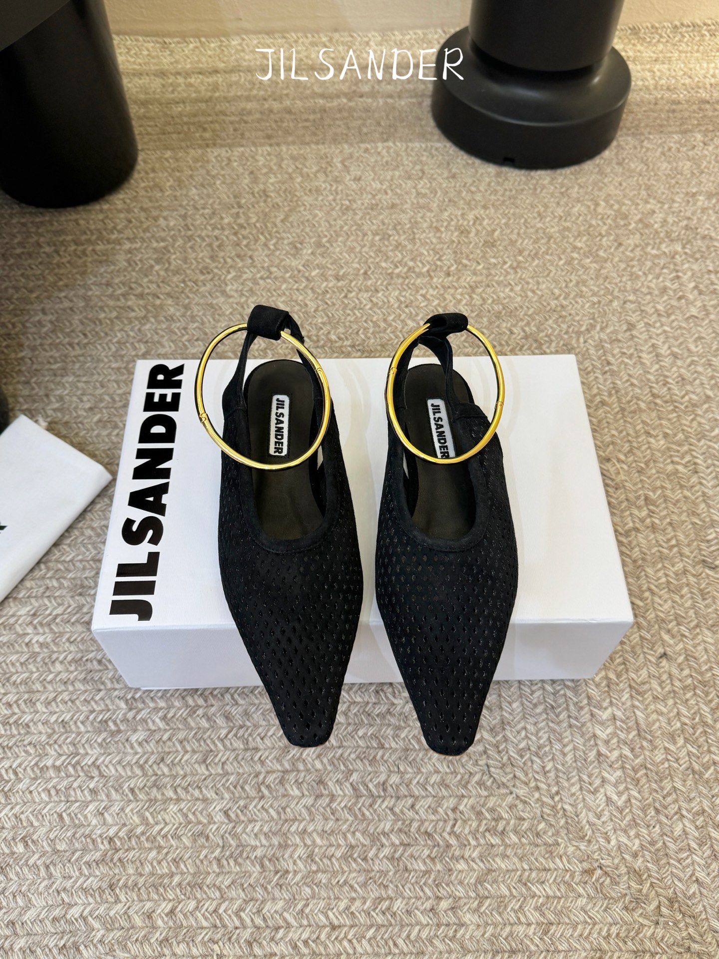 Jil sande* 𝟐𝟔𝐀𝐖新品网眼尖头鞋｜先锋与优雅的日常平衡 以透气网眼重构尖头鞋的经典轮廓 金属