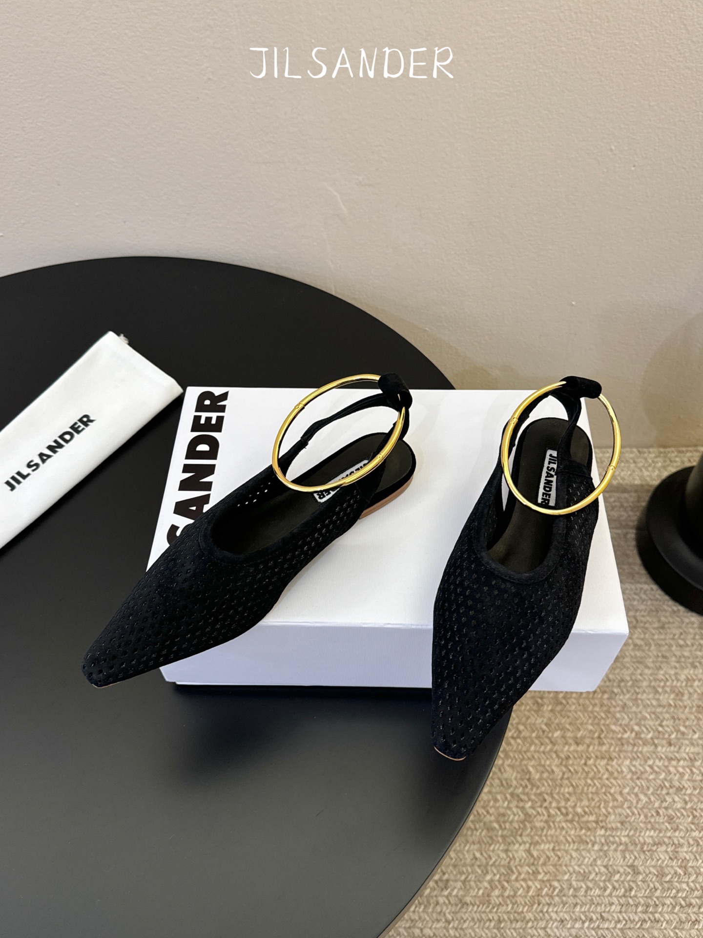 Jil sande* 𝟐𝟔𝐀𝐖新品网眼尖头鞋｜先锋与优雅的日常平衡 以透气网眼重构尖头鞋的经典轮廓 金属