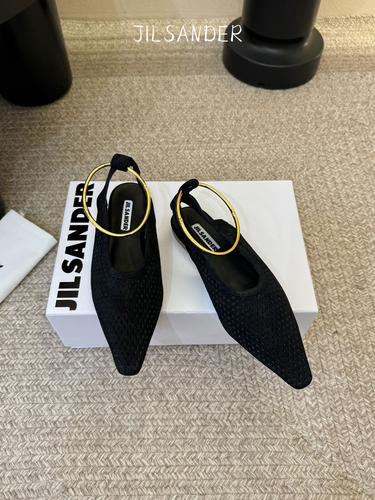 Jil sande* 𝟐𝟔𝐀𝐖新品网眼尖头鞋｜先锋与优雅的日常平衡 以透气网眼重构尖头鞋的经典轮廓 金属