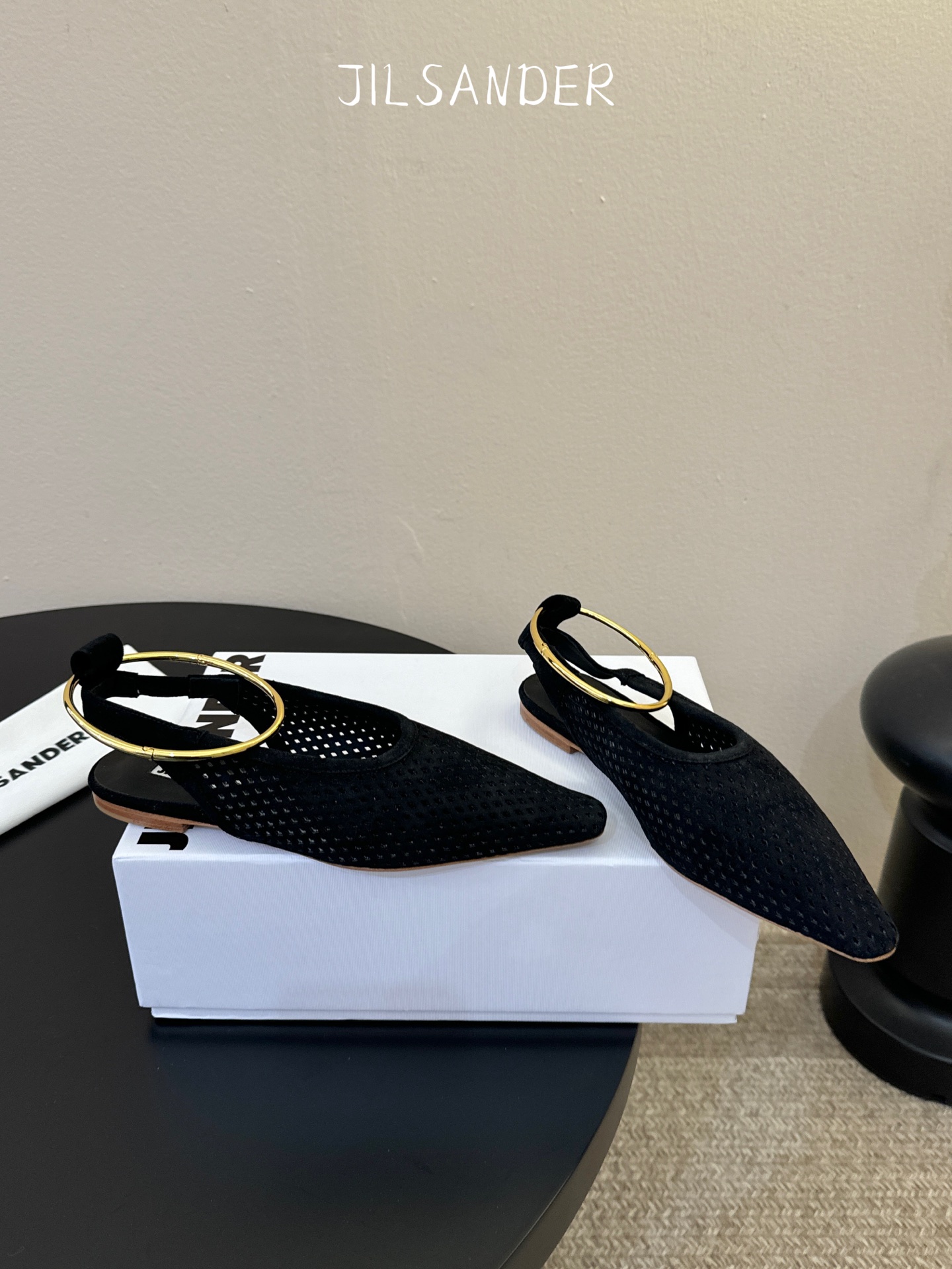 Jil sande* 𝟐𝟔𝐀𝐖新品网眼尖头鞋｜先锋与优雅的日常平衡 以透气网眼重构尖头鞋的经典轮廓 金属