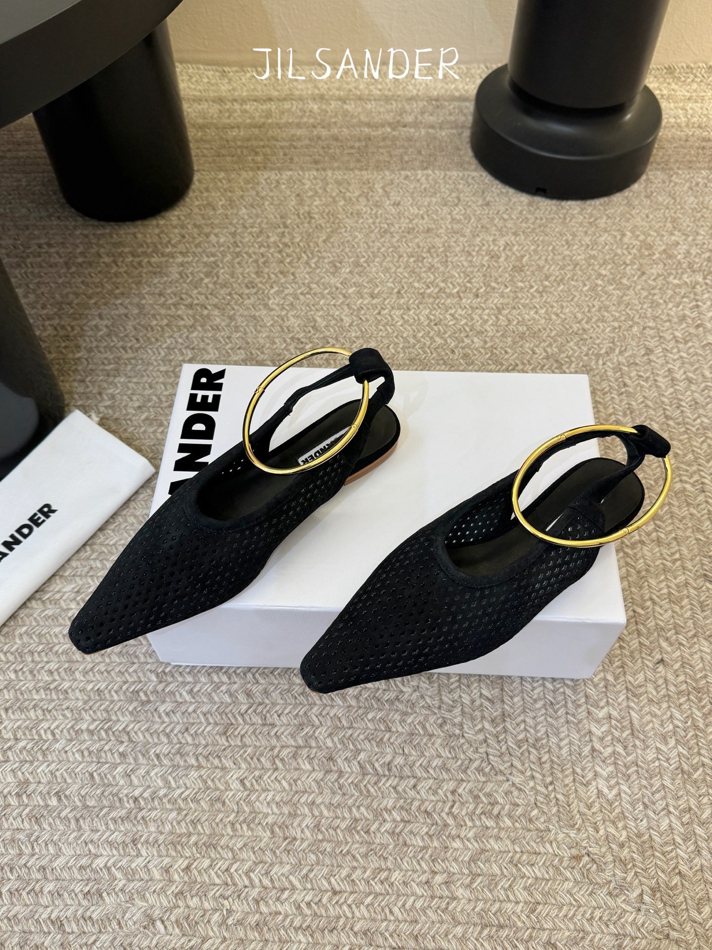 Jil sande* 𝟐𝟔𝐀𝐖新品网眼尖头鞋｜先锋与优雅的日常平衡 以透气网眼重构尖头鞋的经典轮廓 金属