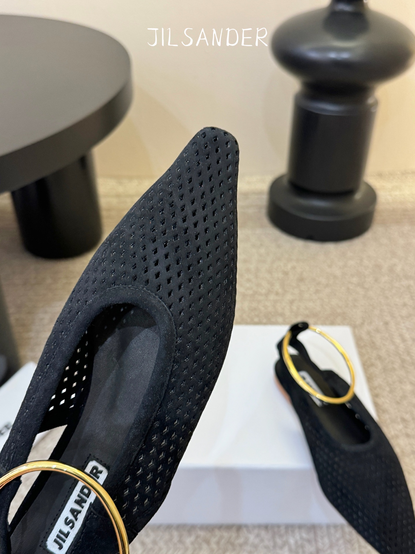 Jil sande* 𝟐𝟔𝐀𝐖新品网眼尖头鞋｜先锋与优雅的日常平衡 以透气网眼重构尖头鞋的经典轮廓 金属