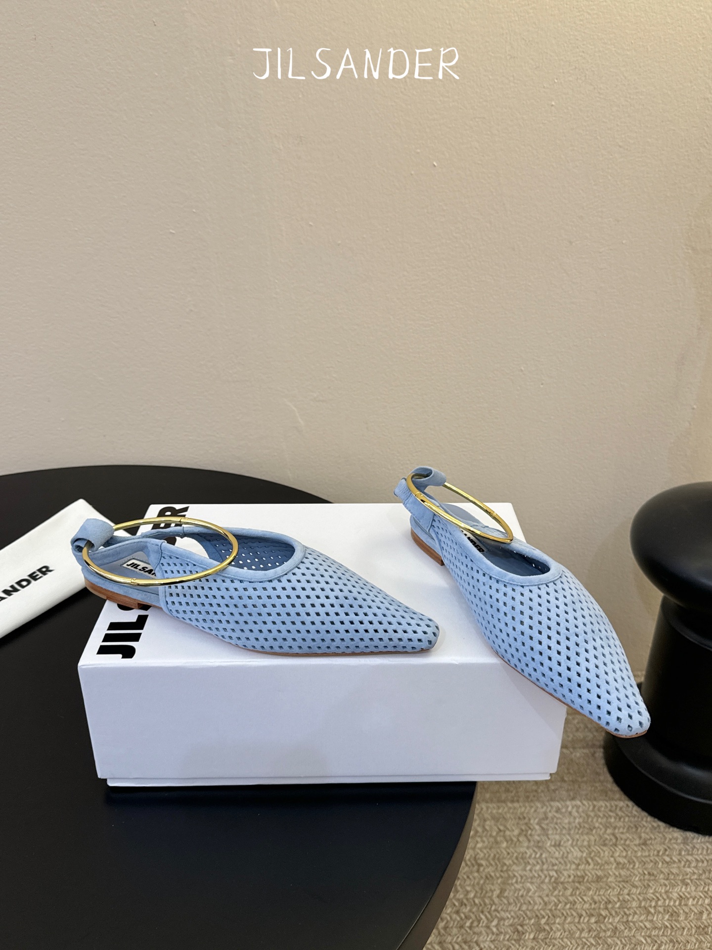 Jil sande* 𝟐𝟔𝐀𝐖新品网眼尖头鞋｜先锋与优雅的日常平衡 以透气网眼重构尖头鞋的经典轮廓 金属