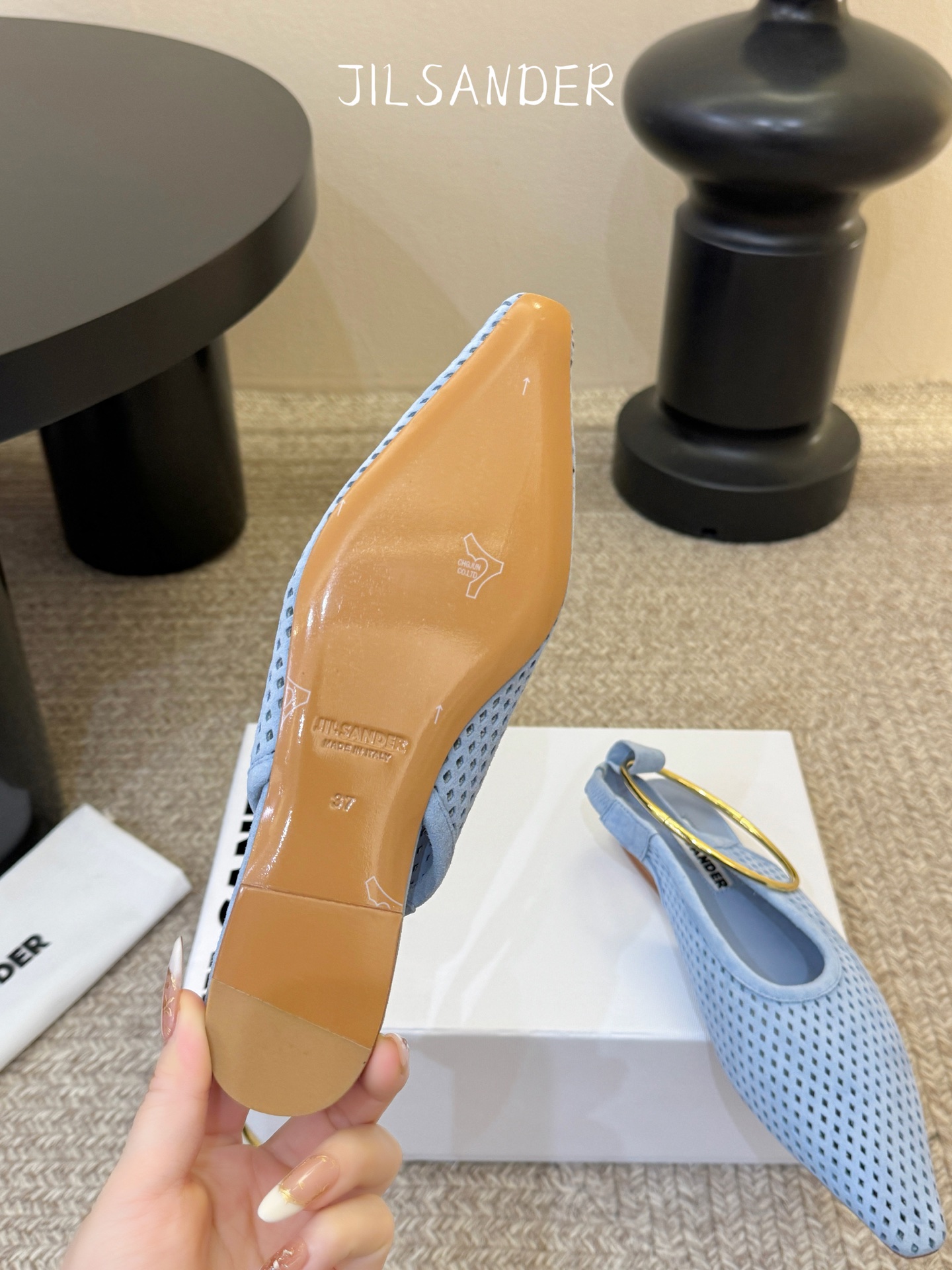 Jil sande* 𝟐𝟔𝐀𝐖新品网眼尖头鞋｜先锋与优雅的日常平衡 以透气网眼重构尖头鞋的经典轮廓 金属