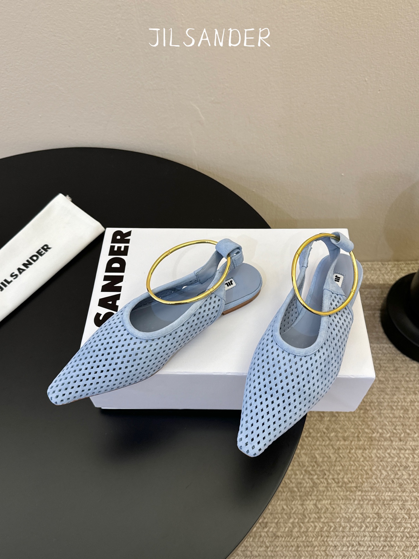 Jil sande* 𝟐𝟔𝐀𝐖新品网眼尖头鞋｜先锋与优雅的日常平衡 以透气网眼重构尖头鞋的经典轮廓 金属