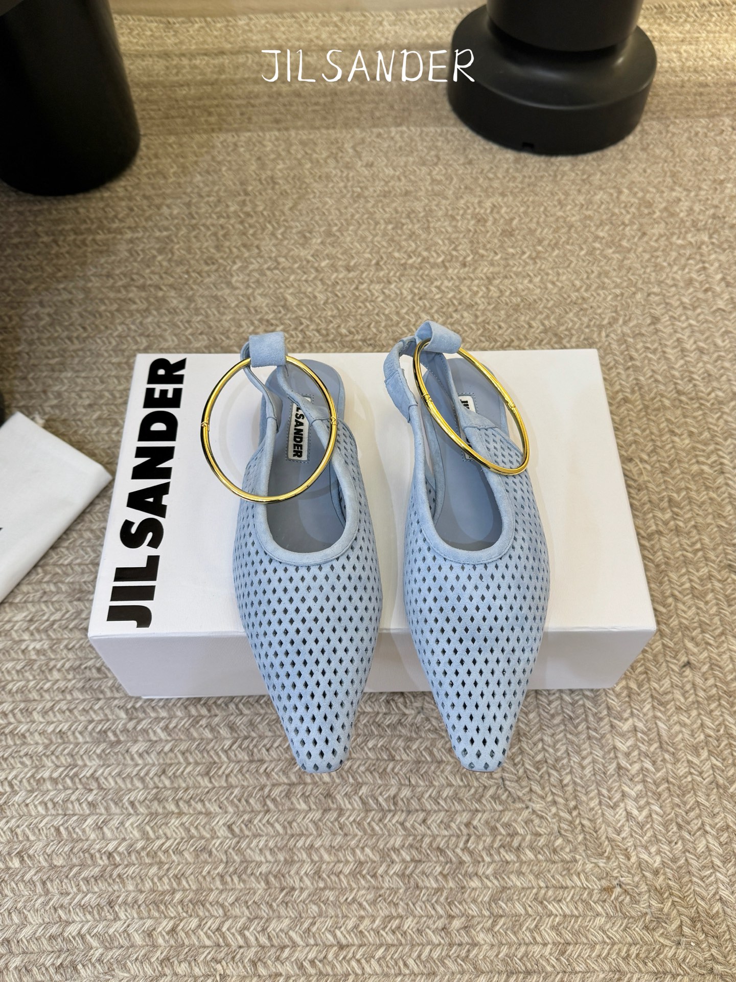 Jil sande* 𝟐𝟔𝐀𝐖新品网眼尖头鞋｜先锋与优雅的日常平衡 以透气网眼重构尖头鞋的经典轮廓 金属