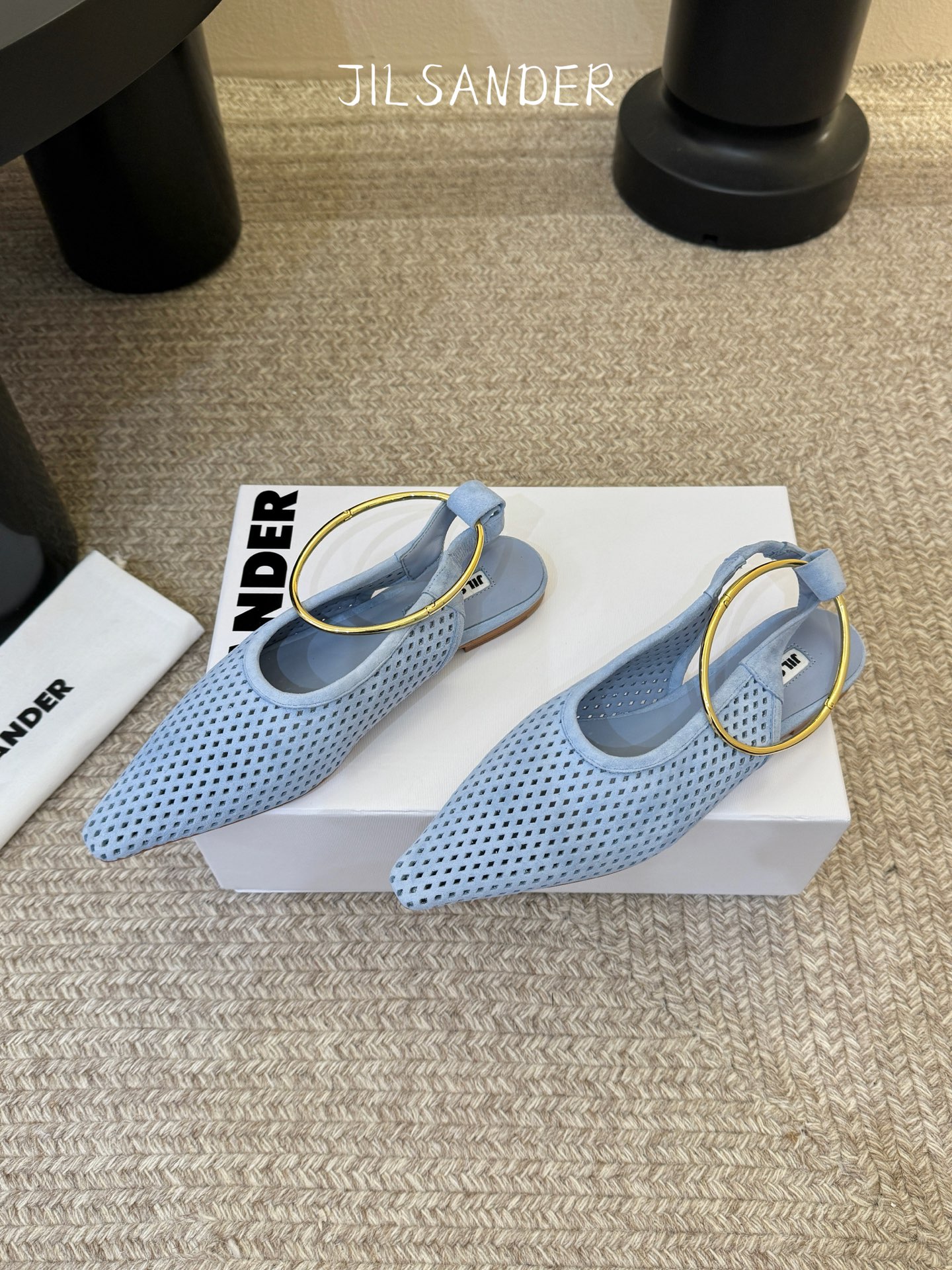 Jil sande* 𝟐𝟔𝐀𝐖新品网眼尖头鞋｜先锋与优雅的日常平衡 以透气网眼重构尖头鞋的经典轮廓 金属