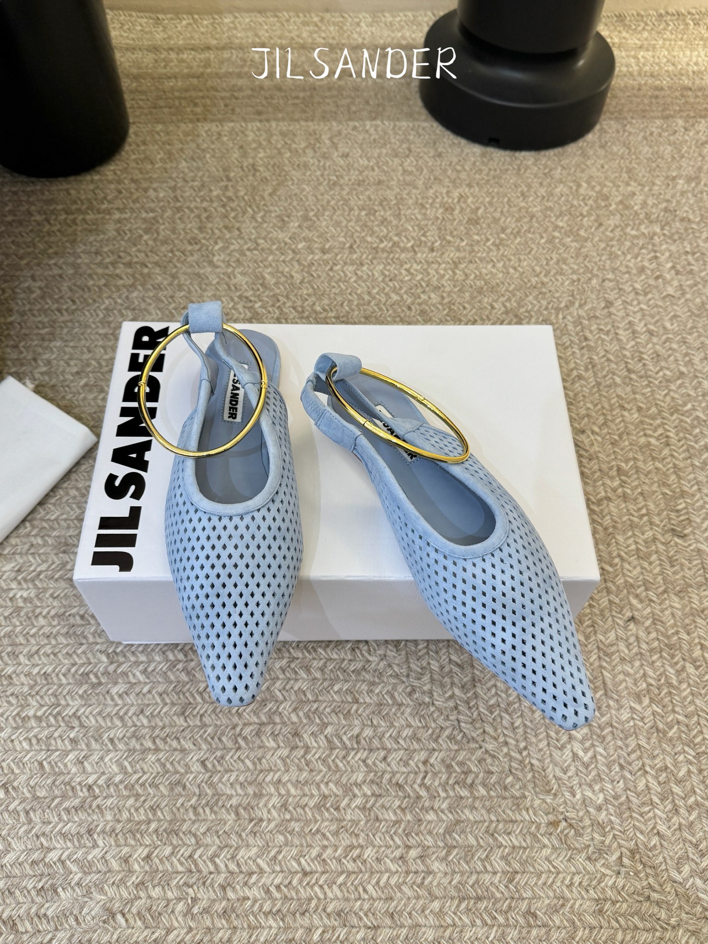 Jil sande* 𝟐𝟔𝐀𝐖新品网眼尖头鞋｜先锋与优雅的日常平衡 以透气网眼重构尖头鞋的经典轮廓 金属