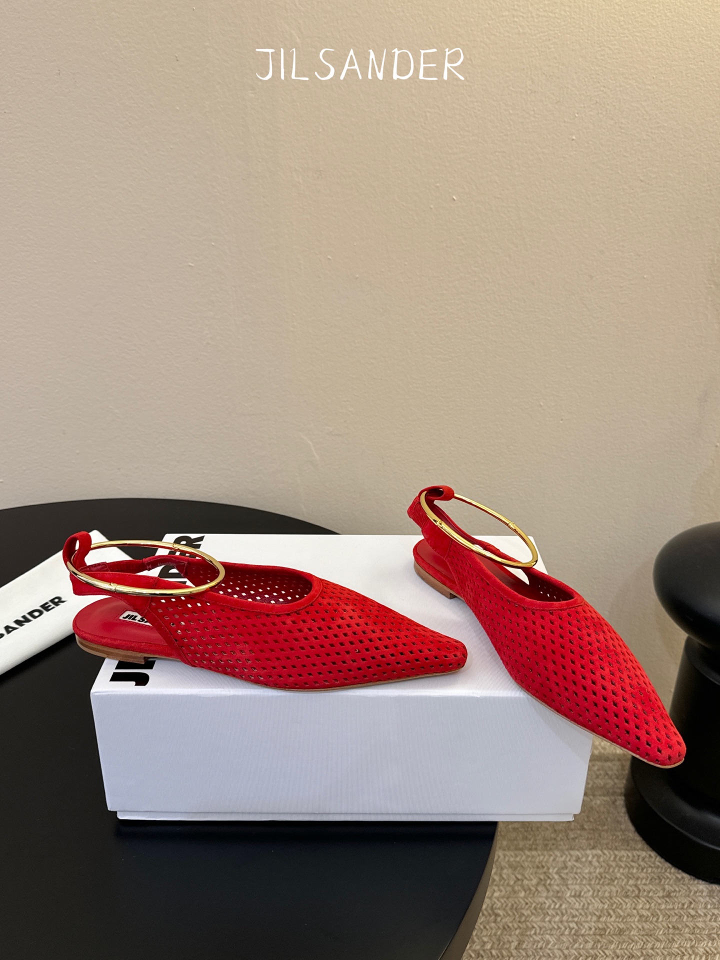 Jil sande* 𝟐𝟔𝐀𝐖新品网眼尖头鞋｜先锋与优雅的日常平衡 以透气网眼重构尖头鞋的经典轮廓 金属