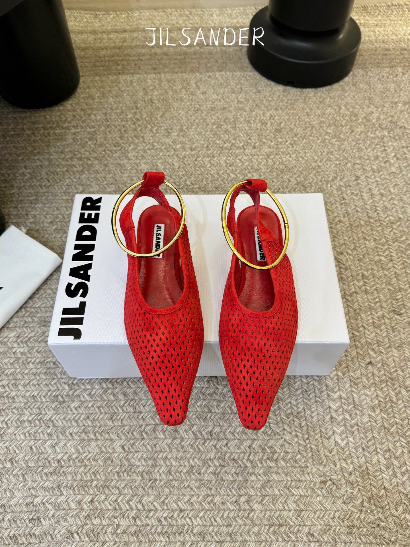 Jil sande* 𝟐𝟔𝐀𝐖新品网眼尖头鞋｜先锋与优雅的日常平衡 以透气网眼重构尖头鞋的经典轮廓 金属