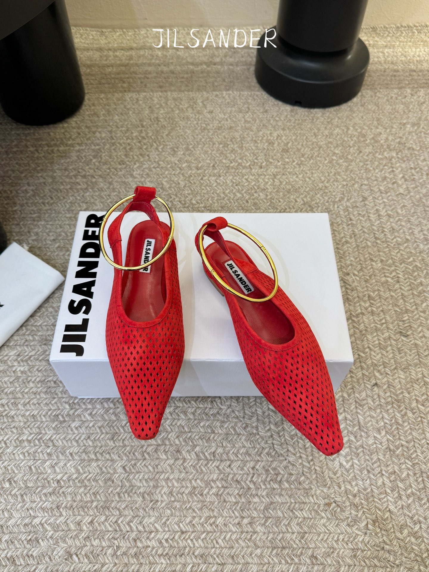 Jil sande* 𝟐𝟔𝐀𝐖新品网眼尖头鞋｜先锋与优雅的日常平衡 以透气网眼重构尖头鞋的经典轮廓 金属