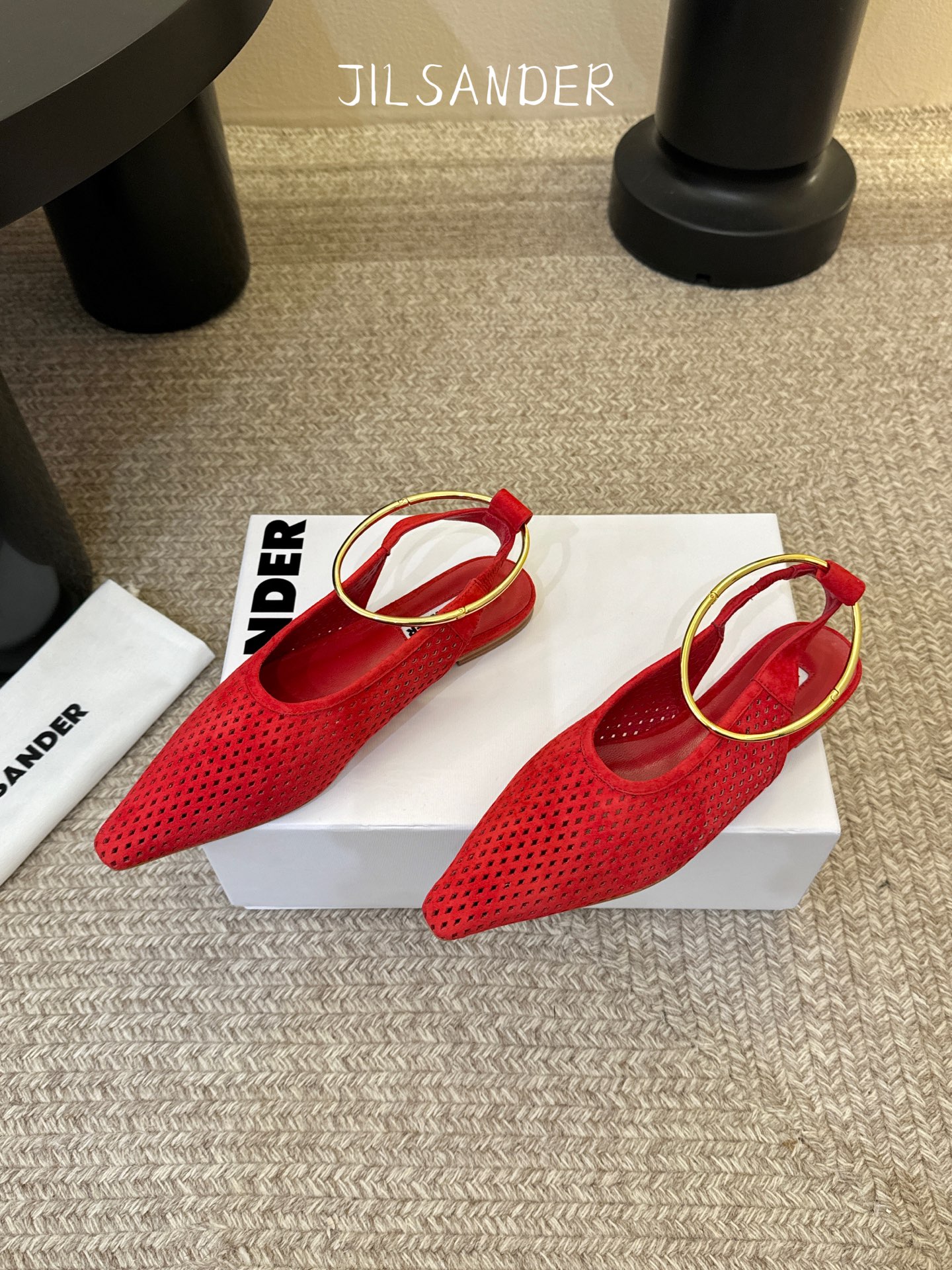 Jil sande* 𝟐𝟔𝐀𝐖新品网眼尖头鞋｜先锋与优雅的日常平衡 以透气网眼重构尖头鞋的经典轮廓 金属