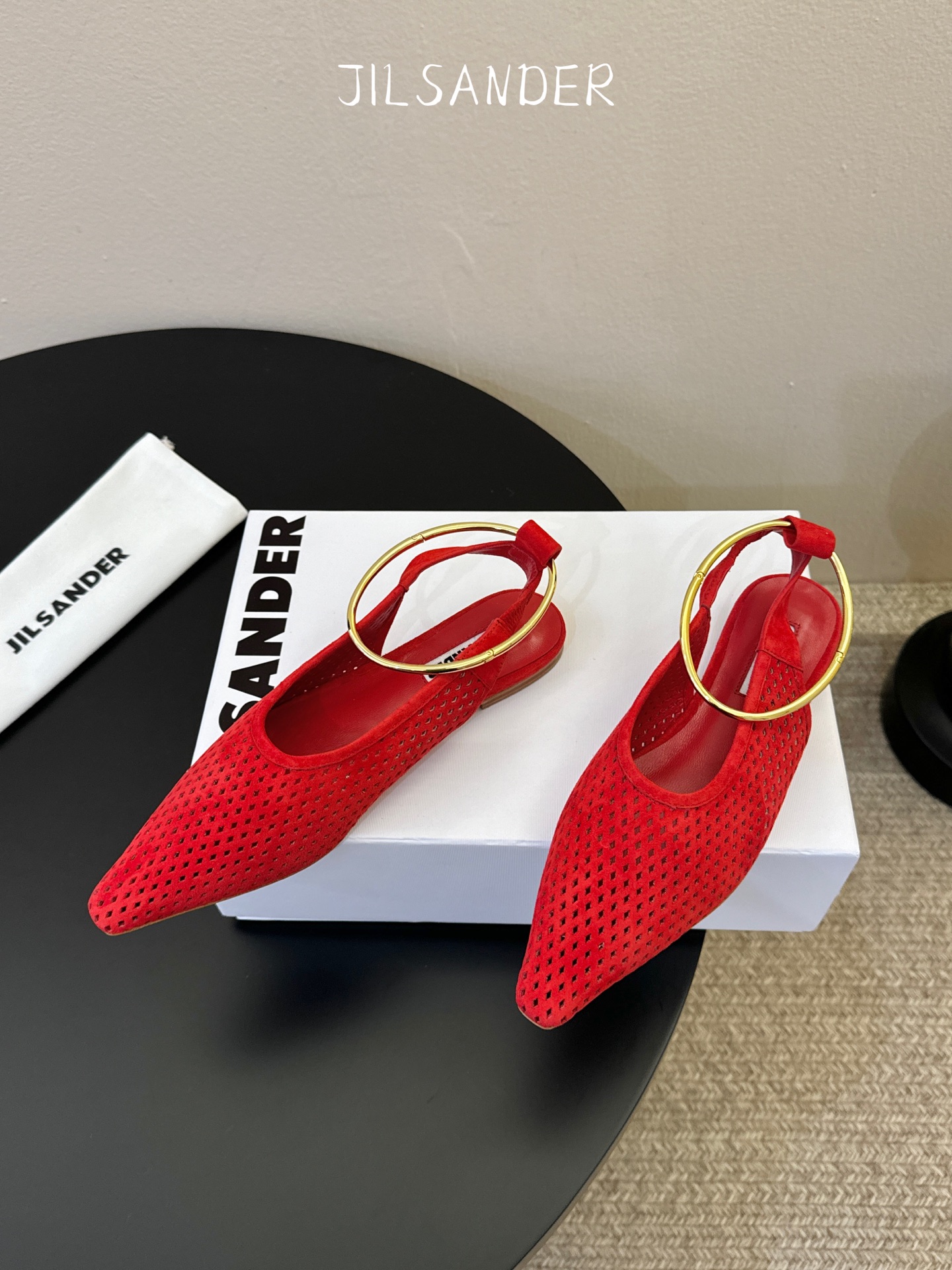 Jil sande* 𝟐𝟔𝐀𝐖新品网眼尖头鞋｜先锋与优雅的日常平衡 以透气网眼重构尖头鞋的经典轮廓 金属