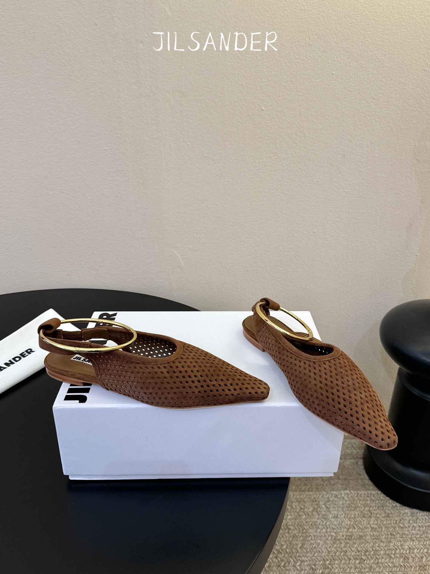 Jil sande* 𝟐𝟔𝐀𝐖新品网眼尖头鞋｜先锋与优雅的日常平衡 以透气网眼重构尖头鞋的经典轮廓 金属