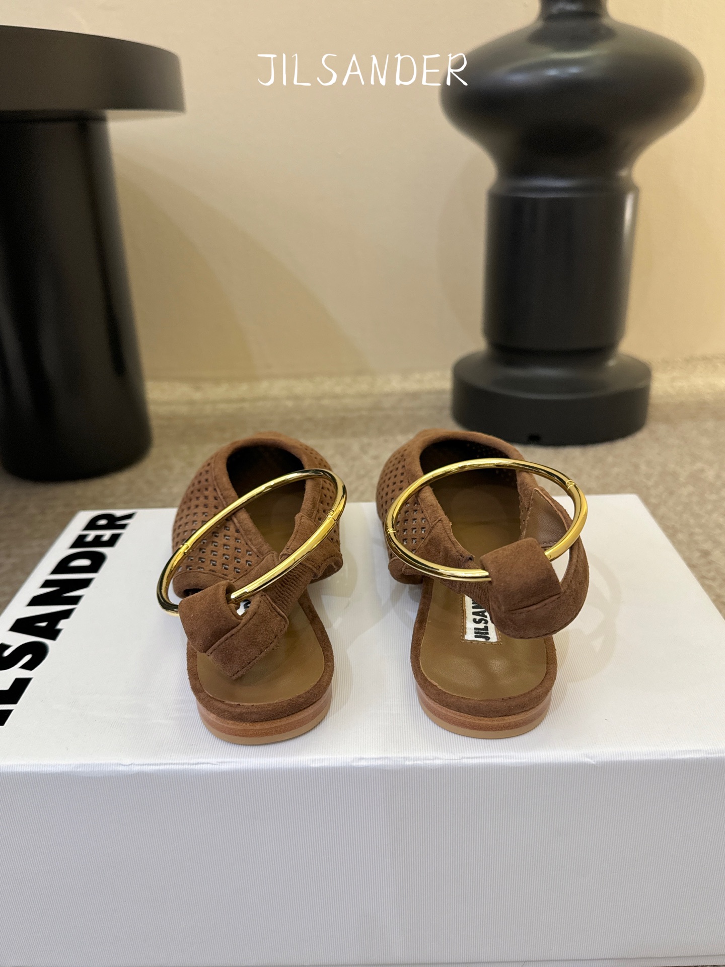 Jil sande* 𝟐𝟔𝐀𝐖新品网眼尖头鞋｜先锋与优雅的日常平衡 以透气网眼重构尖头鞋的经典轮廓 金属