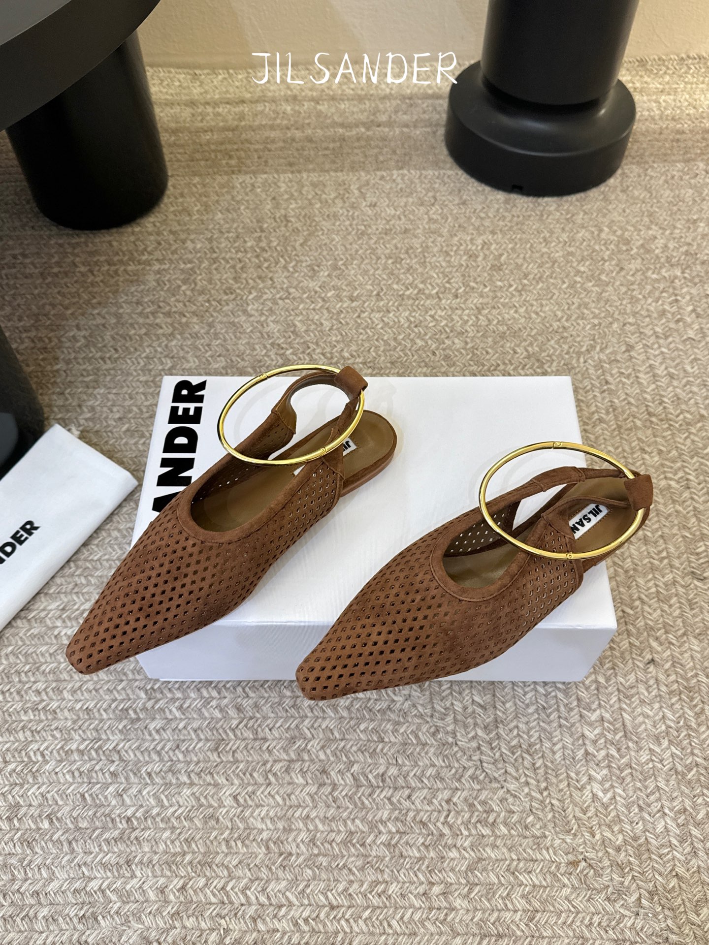 Jil sande* 𝟐𝟔𝐀𝐖新品网眼尖头鞋｜先锋与优雅的日常平衡 以透气网眼重构尖头鞋的经典轮廓 金属