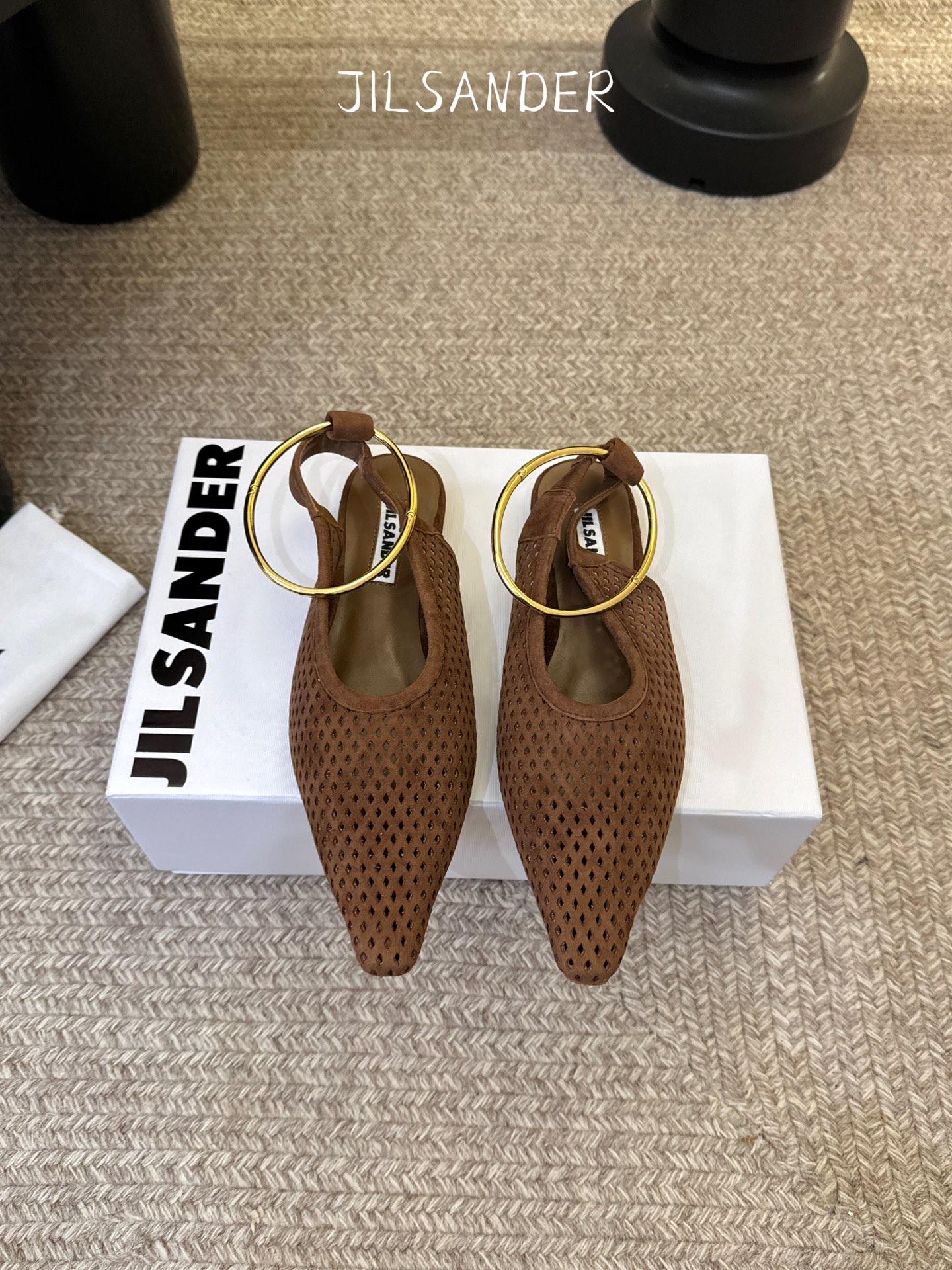 Jil sande* 𝟐𝟔𝐀𝐖新品网眼尖头鞋｜先锋与优雅的日常平衡 以透气网眼重构尖头鞋的经典轮廓 金属