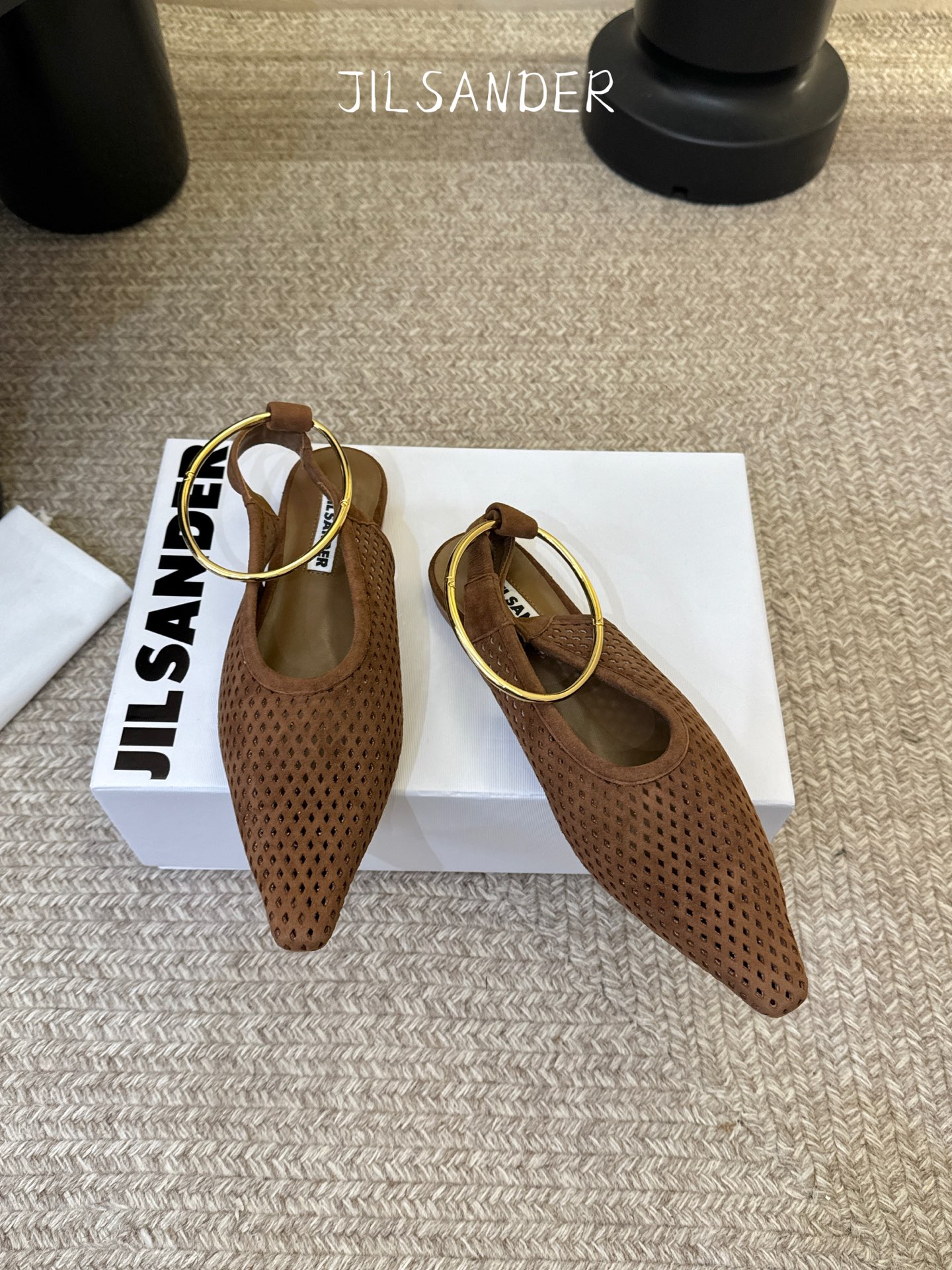 Jil sande* 𝟐𝟔𝐀𝐖新品网眼尖头鞋｜先锋与优雅的日常平衡 以透气网眼重构尖头鞋的经典轮廓 金属