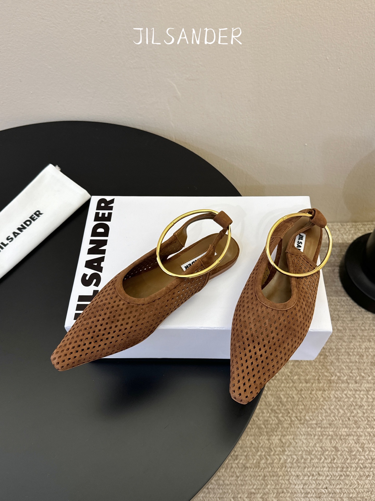 Jil sande* 𝟐𝟔𝐀𝐖新品网眼尖头鞋｜先锋与优雅的日常平衡 以透气网眼重构尖头鞋的经典轮廓 金属