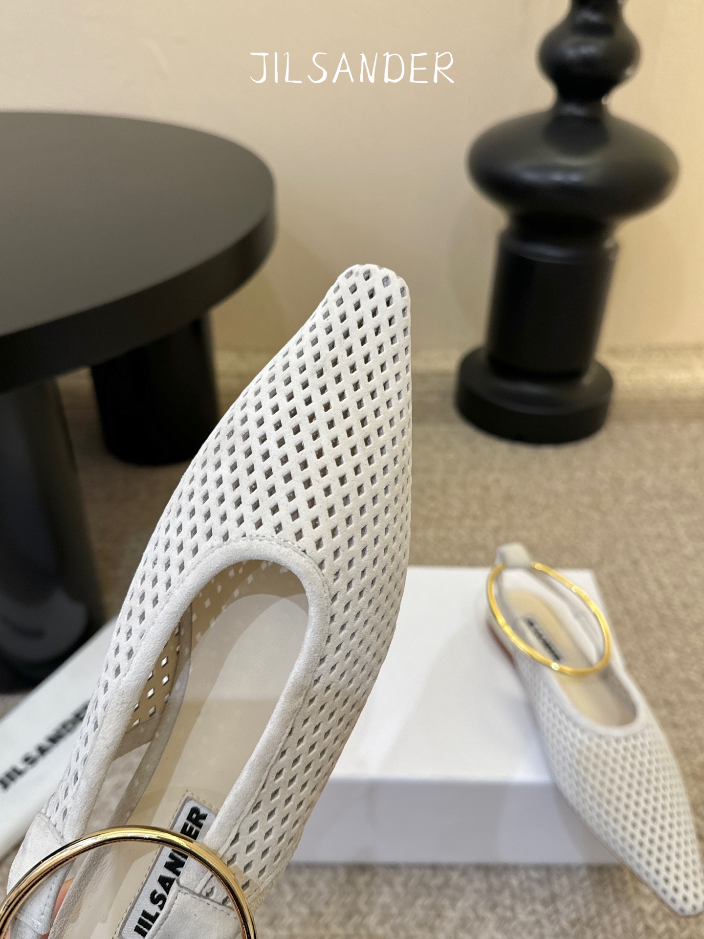 Jil sande* 𝟐𝟔𝐀𝐖新品网眼尖头鞋｜先锋与优雅的日常平衡 以透气网眼重构尖头鞋的经典轮廓 金属