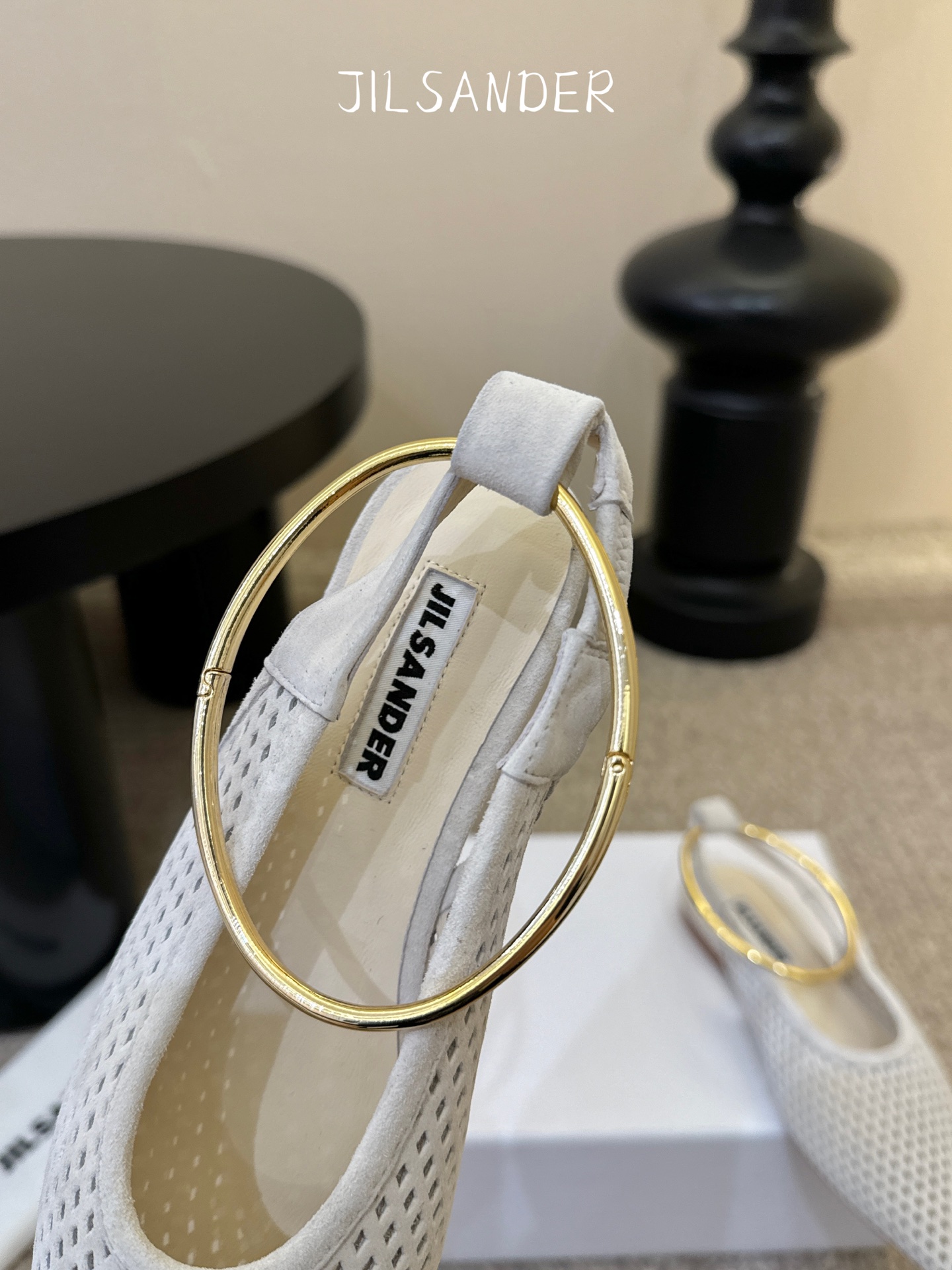 Jil sande* 𝟐𝟔𝐀𝐖新品网眼尖头鞋｜先锋与优雅的日常平衡 以透气网眼重构尖头鞋的经典轮廓 金属