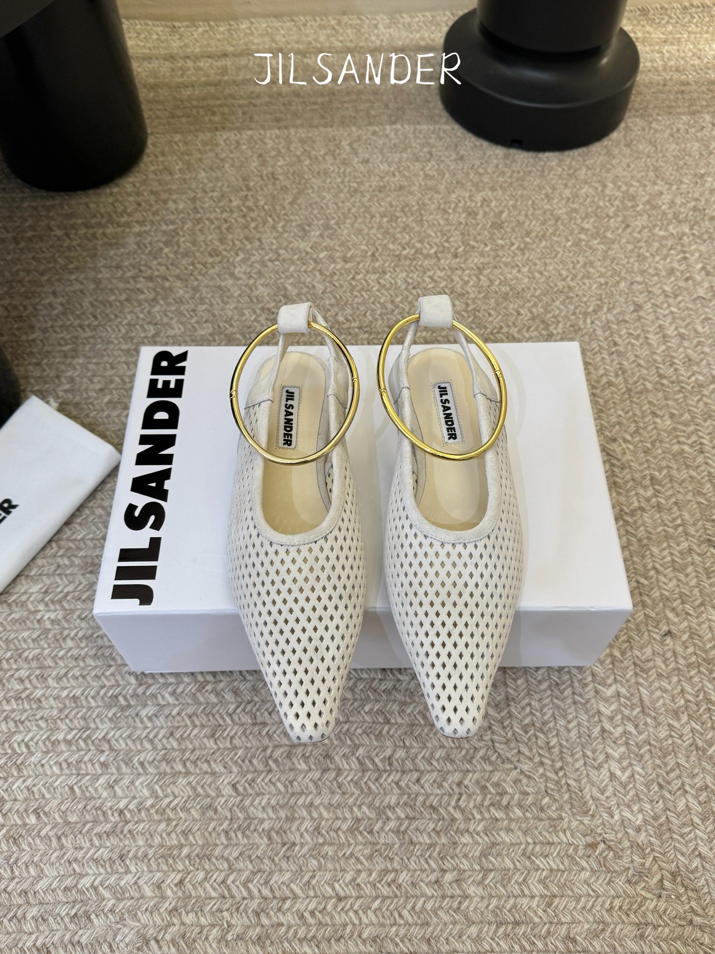 Jil sande* 𝟐𝟔𝐀𝐖新品网眼尖头鞋｜先锋与优雅的日常平衡 以透气网眼重构尖头鞋的经典轮廓 金属