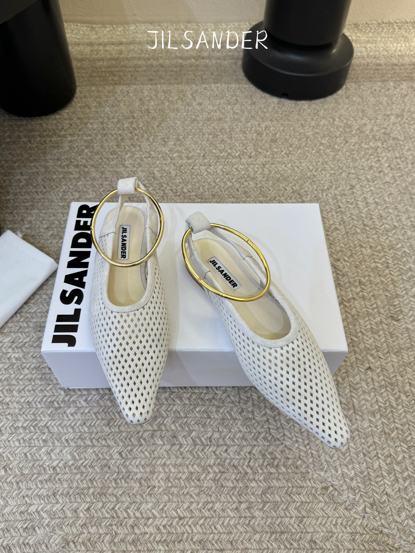 Jil sande* 𝟐𝟔𝐀𝐖新品网眼尖头鞋｜先锋与优雅的日常平衡 以透气网眼重构尖头鞋的经典轮廓 金属