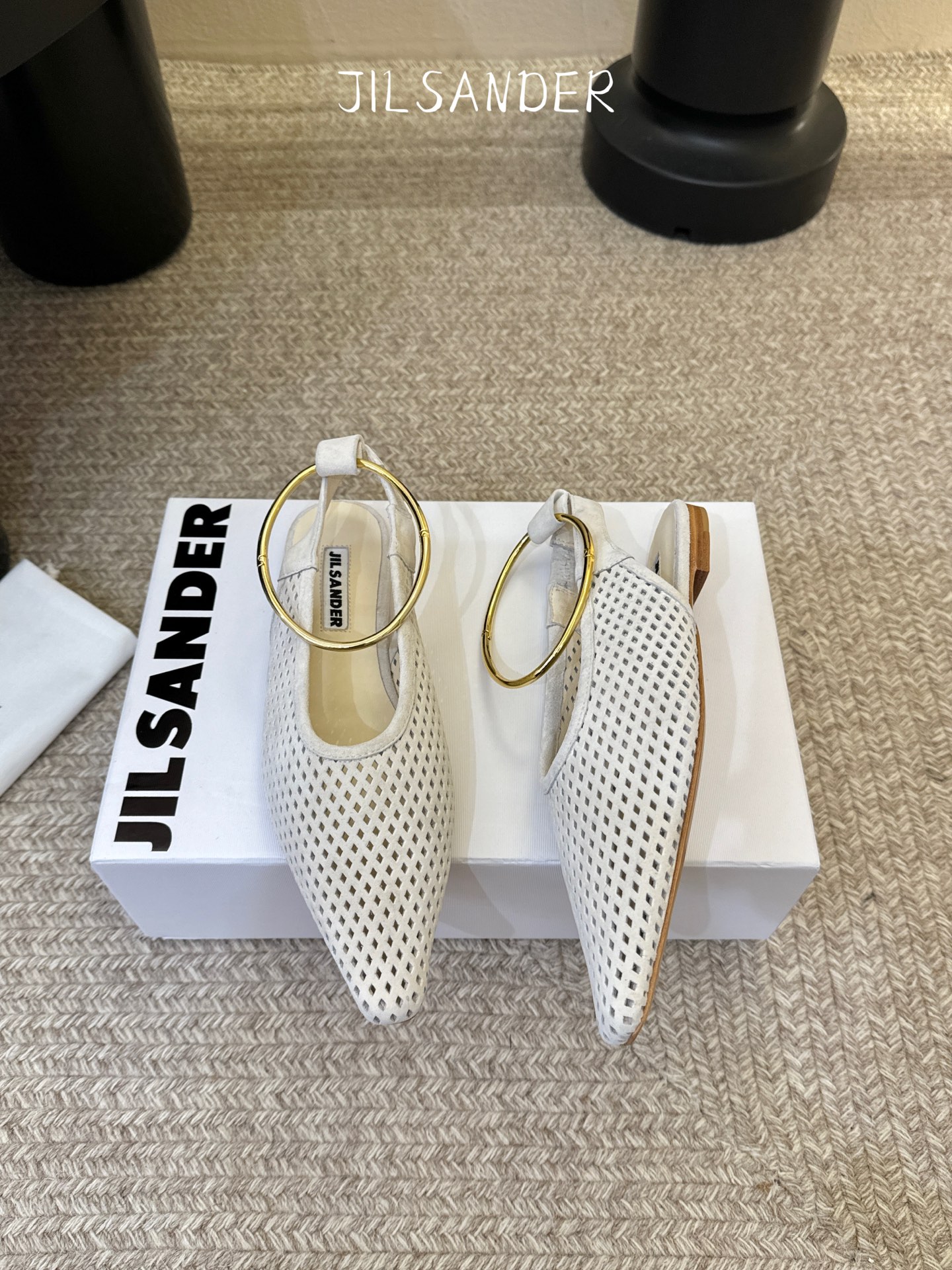 Jil sande* 𝟐𝟔𝐀𝐖新品网眼尖头鞋｜先锋与优雅的日常平衡 以透气网眼重构尖头鞋的经典轮廓 金属