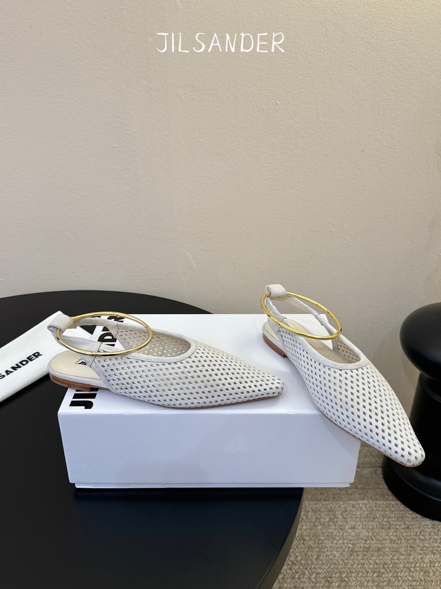 Jil sande* 𝟐𝟔𝐀𝐖新品网眼尖头鞋｜先锋与优雅的日常平衡 以透气网眼重构尖头鞋的经典轮廓 金属