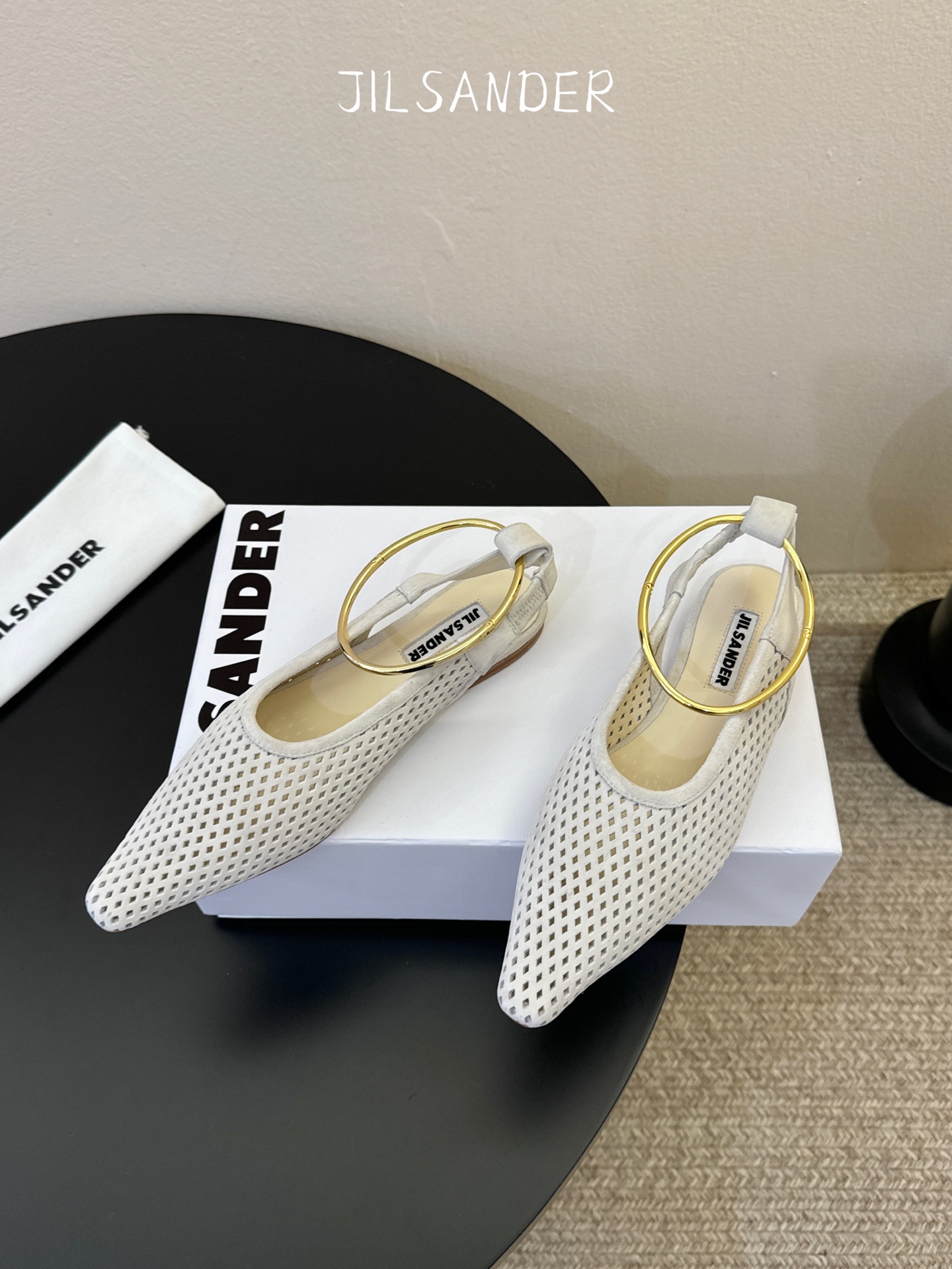 Jil sande* 𝟐𝟔𝐀𝐖新品网眼尖头鞋｜先锋与优雅的日常平衡 以透气网眼重构尖头鞋的经典轮廓 金属