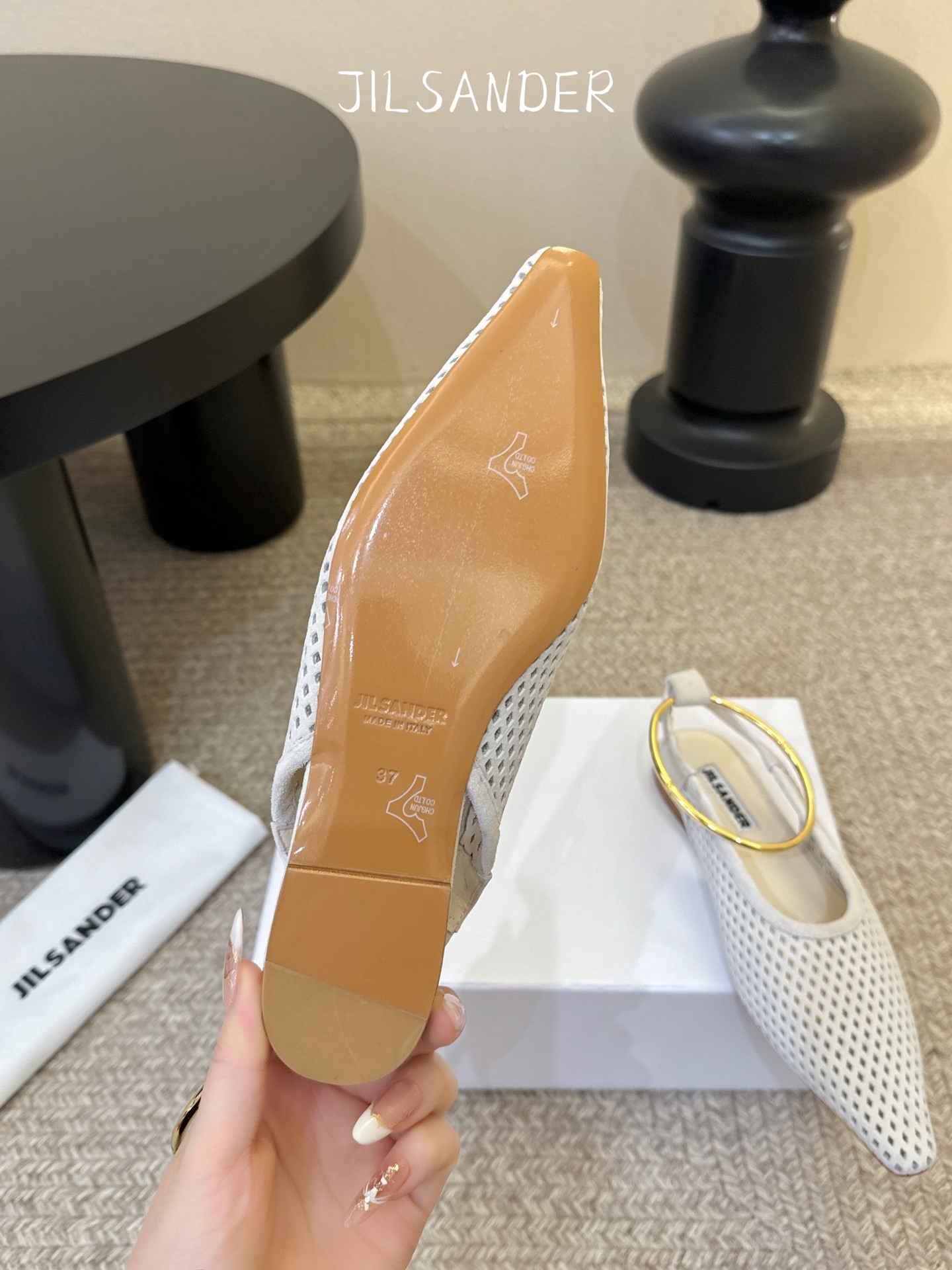 Jil sande* 𝟐𝟔𝐀𝐖新品网眼尖头鞋｜先锋与优雅的日常平衡 以透气网眼重构尖头鞋的经典轮廓 金属