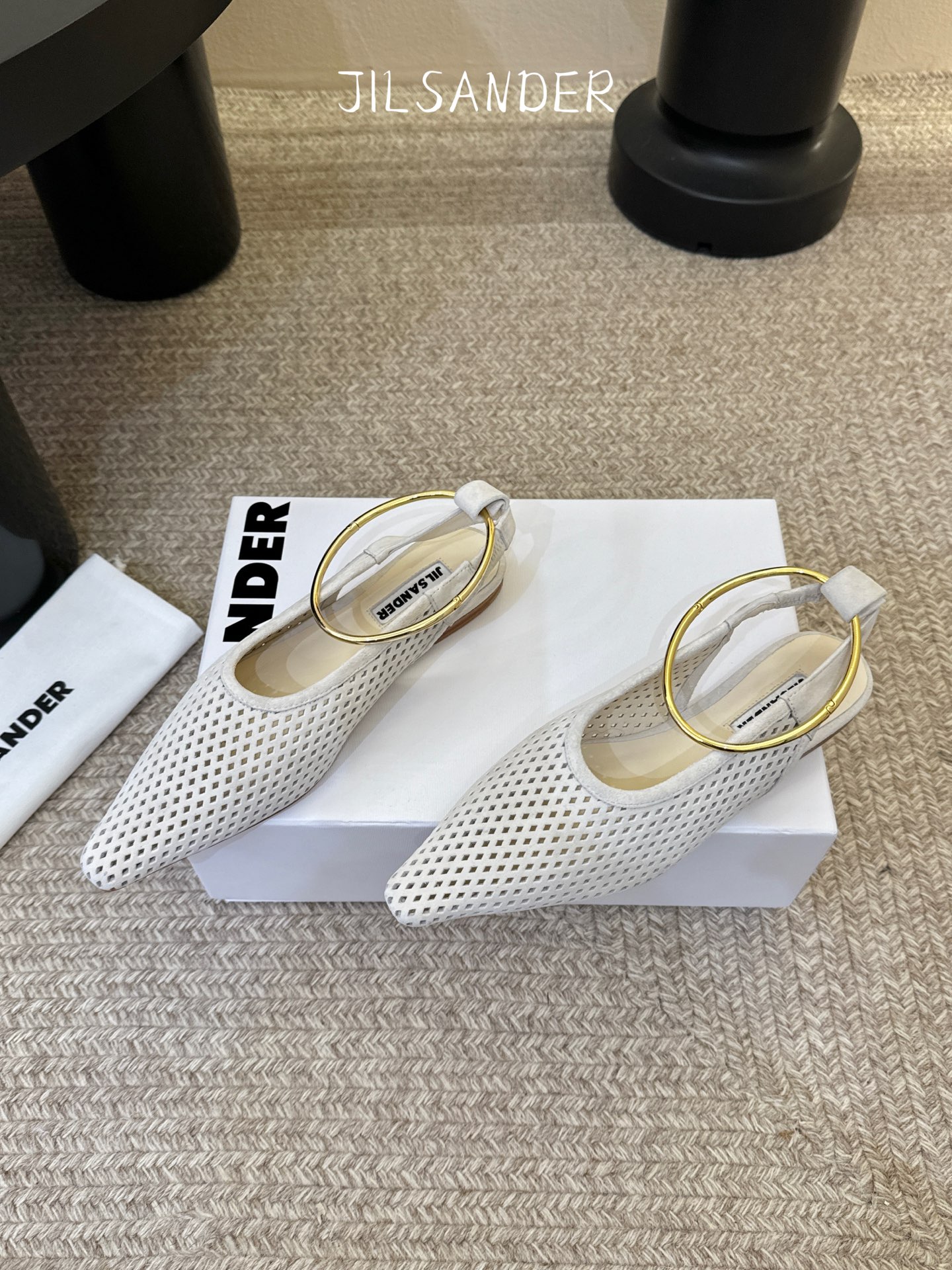 Jil sande* 𝟐𝟔𝐀𝐖新品网眼尖头鞋｜先锋与优雅的日常平衡 以透气网眼重构尖头鞋的经典轮廓 金属