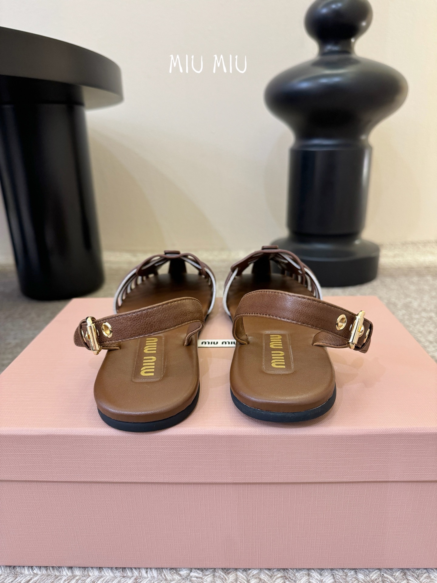 miumiu缪缪编织凉鞋鞋面：植鞣羊皮内里：羊皮鞋底：原版大底码数：35-39 （40可定做不退换）